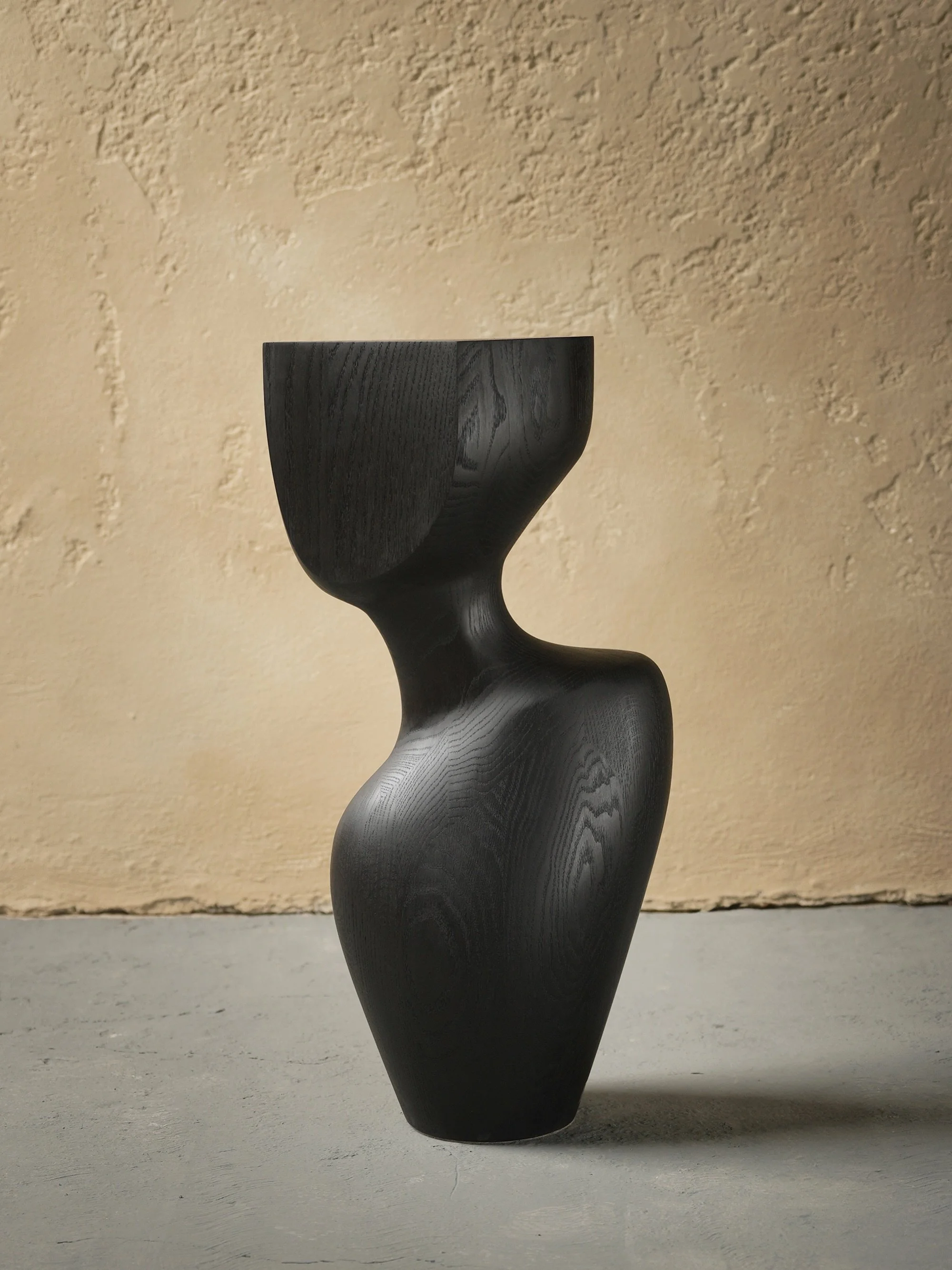 Black gives it more presence

#sculpture #interiors #art