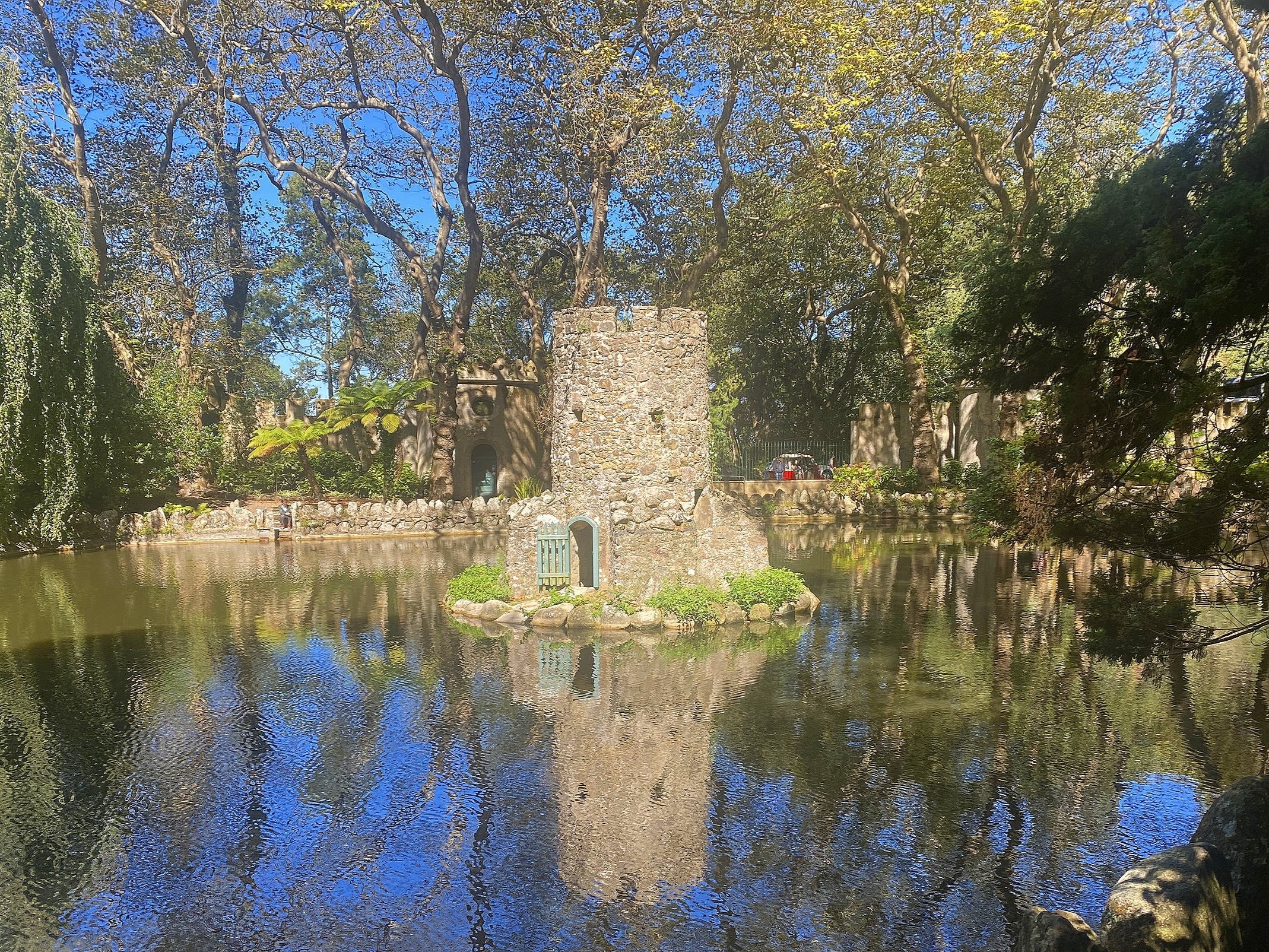 Sintra+-+turret+lake.jpg