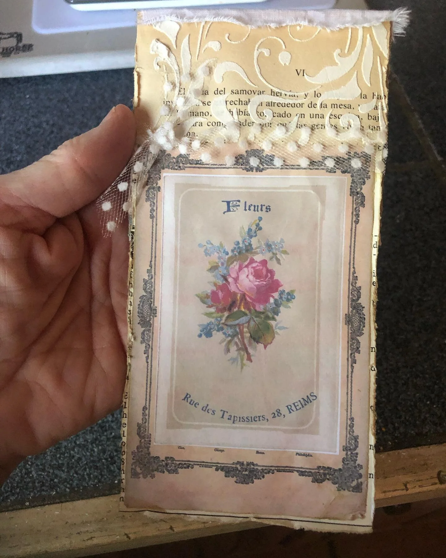 So dainty&hellip;layered, textured book pages n ribbon! Just a few of my favorite things!
#pocketflip #inspire #create #share #handmade #oldschool #vintagestyle