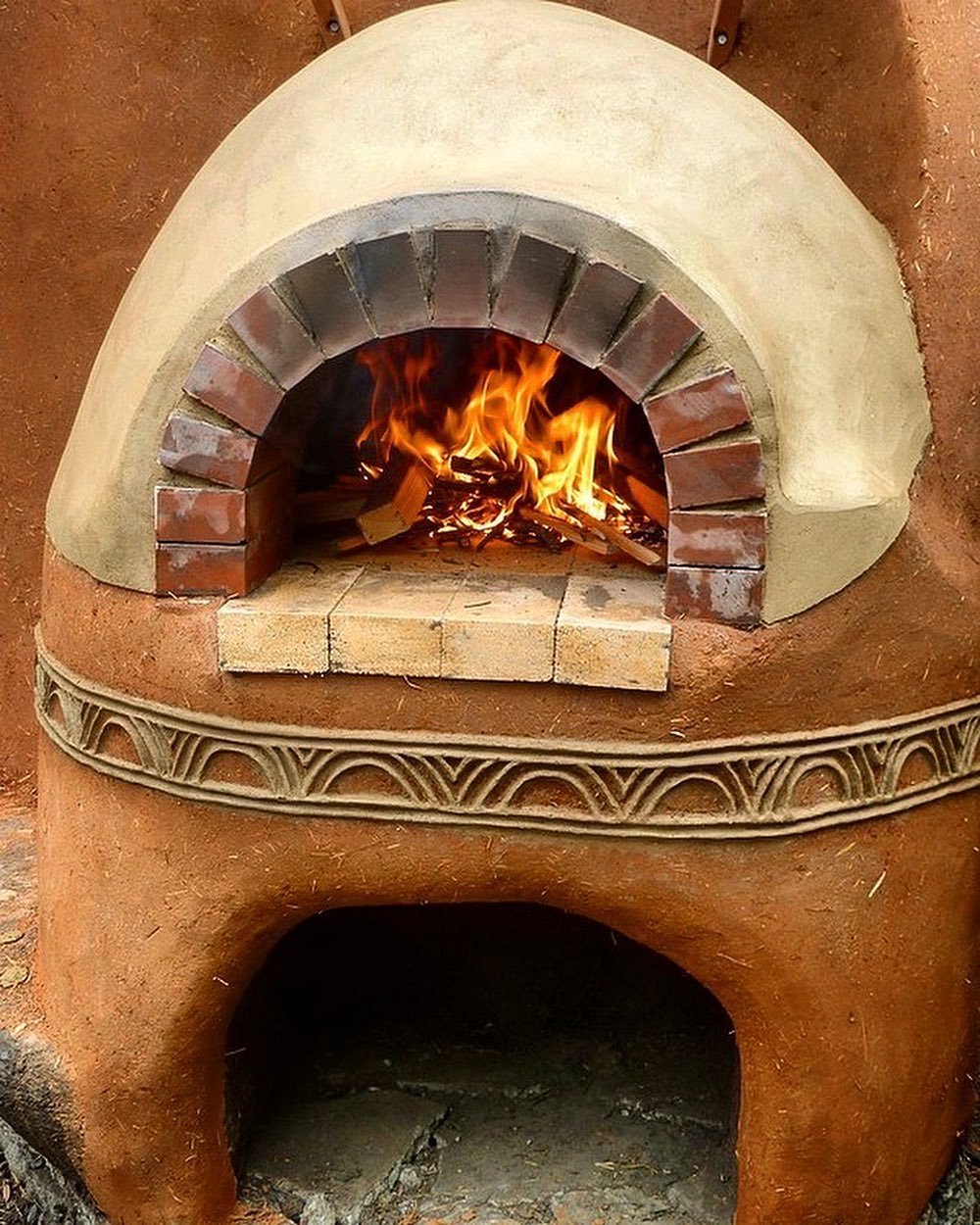 What will you learn in our Cob Oven Workshop?  We&rsquo;ll build a cob oven from start to finish, using clay soil, sand and straw.  Through the process of building a cob oven, we also cover a wide variety of earthen building techniques that can emplo