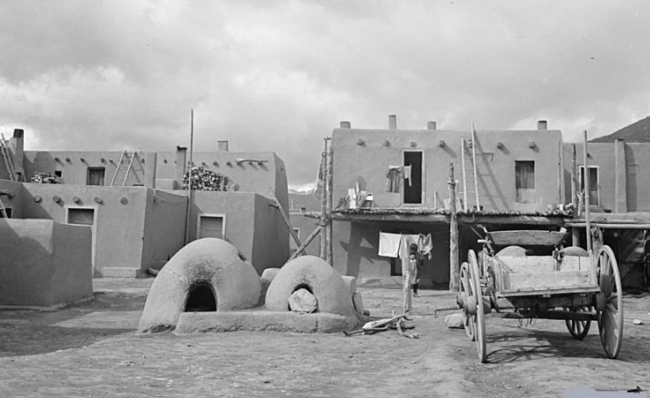 We dont know exactly when humans started using &lsquo;ovens&rsquo; to cook food, but the original ovens likely looked more like pits in the ground, where fire was built inside the pit, the ground around the pit heated up, and food was then placed in 