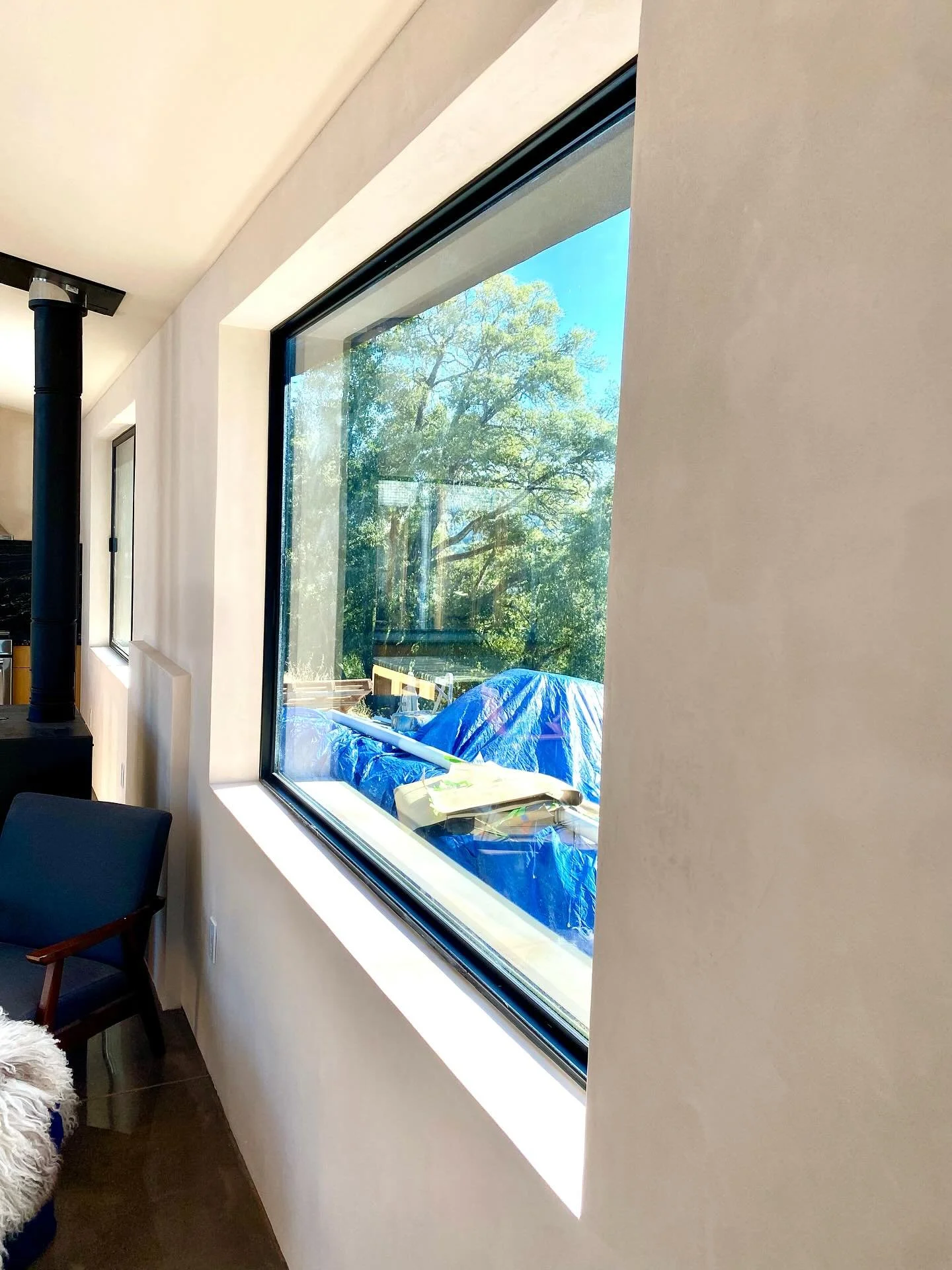 ADU plaster project completed. @goldhillclayplaster with American Clay pigment. Thanks to @yetimachine and @annaofthemeadow for working on it with me. Dream team! 
Corners like this are not recommended for earthen plaster, and are super challenging t