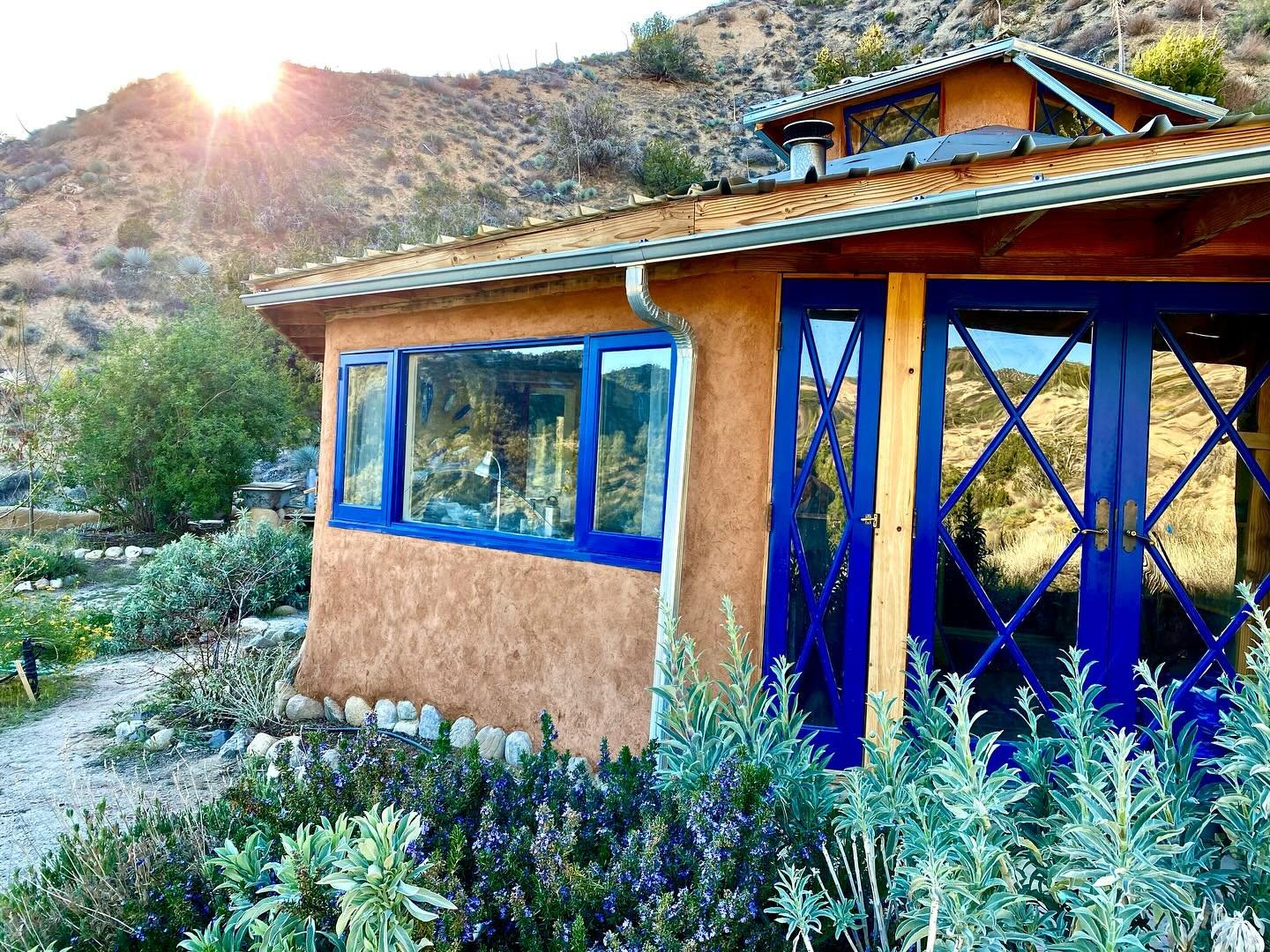 Free live class tonight, Wednesday Oct. 22 : Overcoming Permitting Challenges.

The permitting process is often very daunting for someone trying to build a natural or alternative structure.

We will discuss:
🔸Overview of Natural Building Codes
🔸Tes