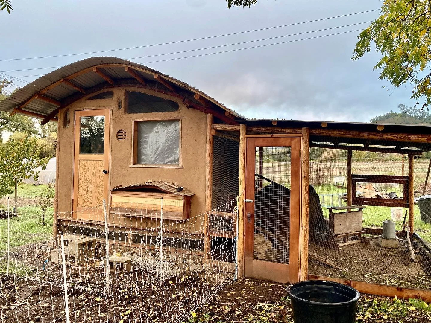 Three more days to register for our online alternative building course with @buildoutsidethebox !  LIFETIME access to all course content and all future add-ons. Use coupon code COB100 at checkout to get $105 off tuition - link in bio or on EarthenShe