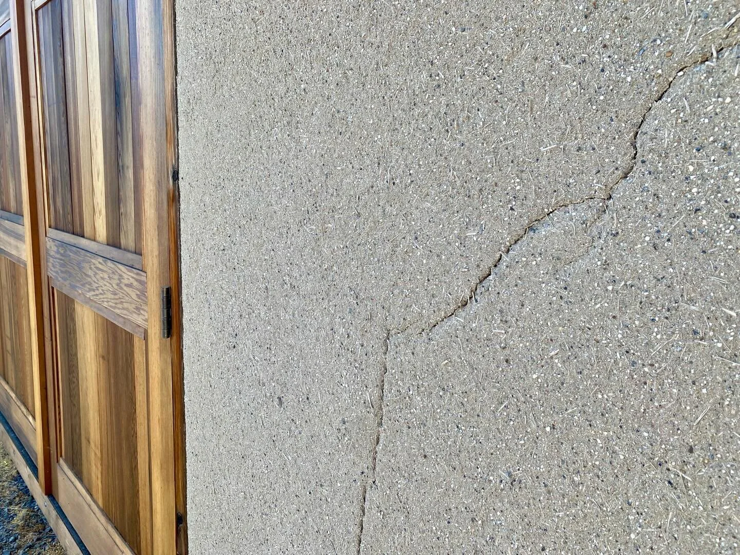 Repairing earthen plaster- We get a lot of questions about how to repair earthen plaster, how often it needs repair, and how much maintenance it will need.
And of course the answer is: it depends.  It depends on the strength of your plaster mix, how 