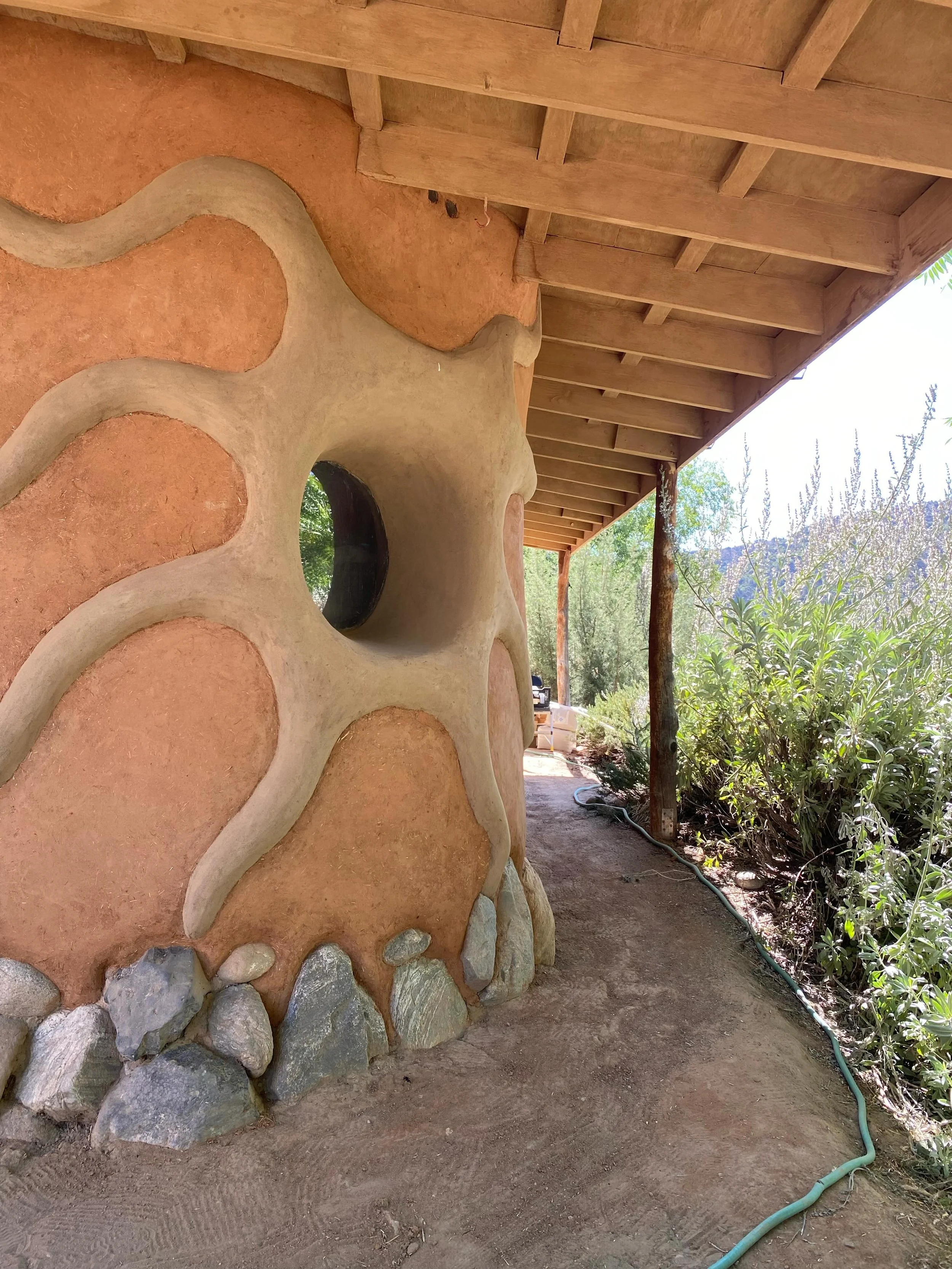 What a dream team plaster work party/ Quail Springs reunion!!! So many dear friends who know how to work together and have fun doing it! Red clay harvested from the next canyon over.  Even a little old @cuyamamama reunion! 
So grateful for all the li