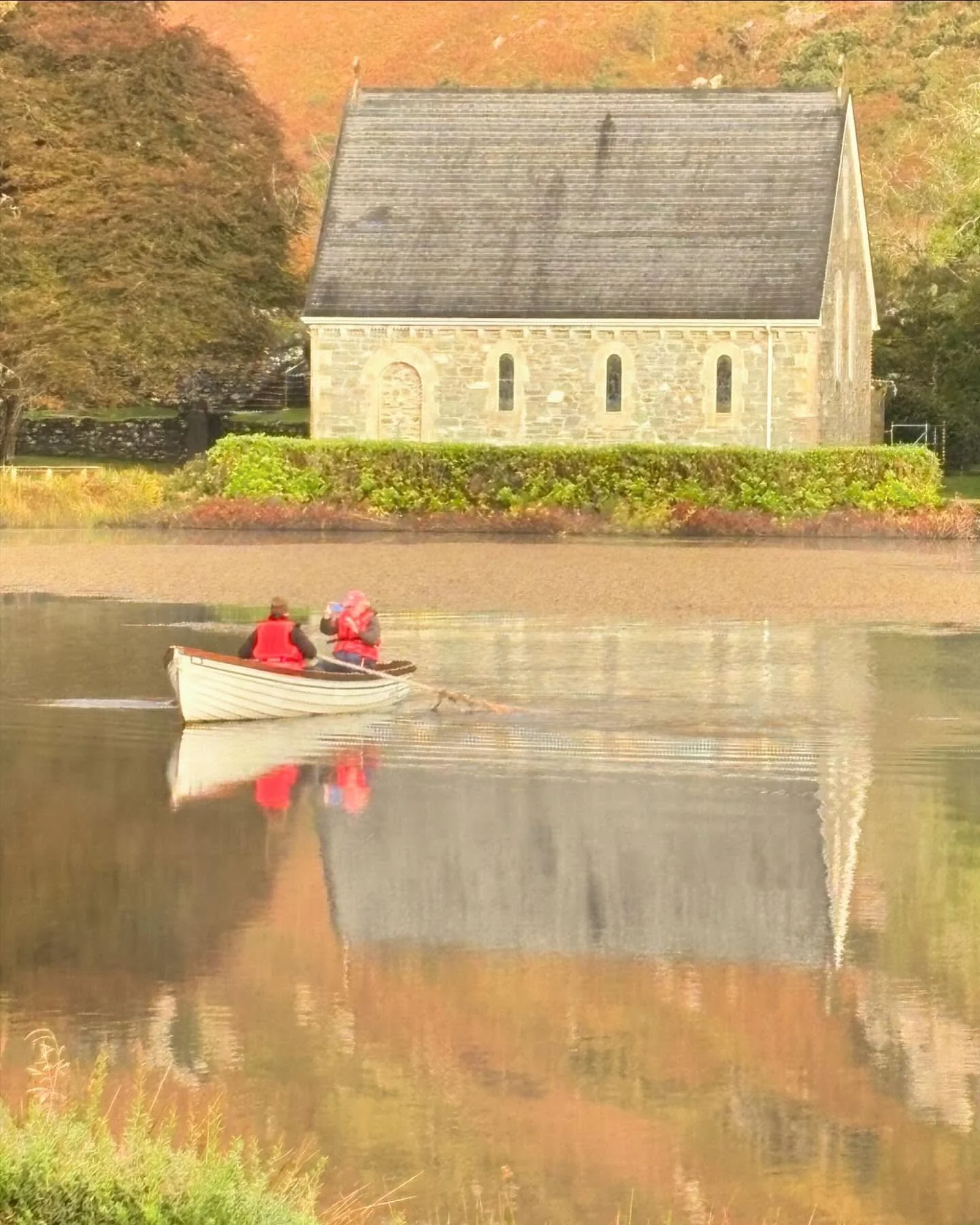 Autumn morning row at Gougane Barra, County Cork. 6 Day Southwest Adventure Tour of Ireland. #ireland☘️ #adventure #smallgrouptours #smallgroupvacations #activeholiday #activetours #activetourism #gouganebarrahotel #gouganebarra #cork #autumncolours 