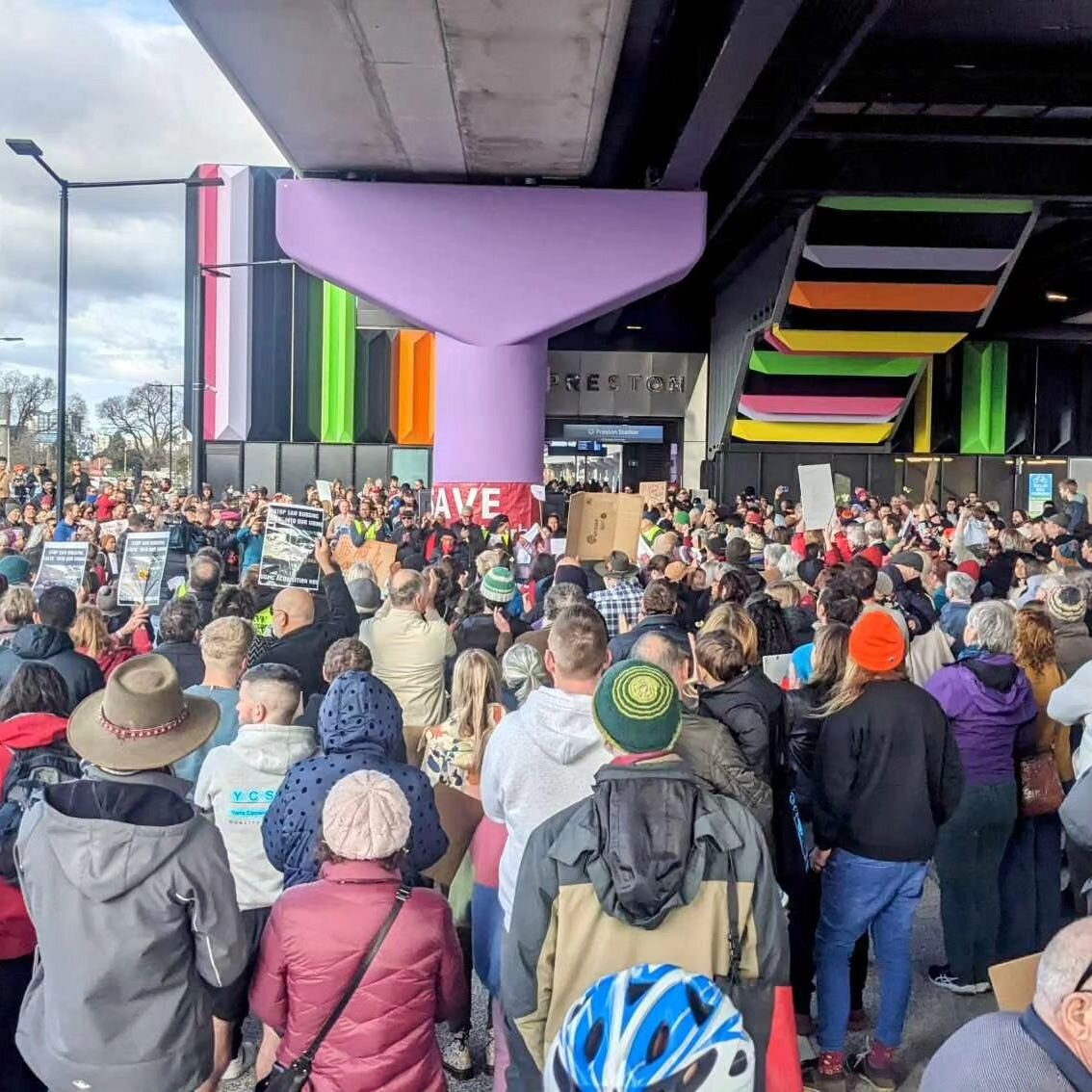 Look at this crowd! 😍 😭🙏👏✨️🔥🔥🔥🔥

#saveprestonmarket 
#savethetraders 
#handsaroundprestonmarket
