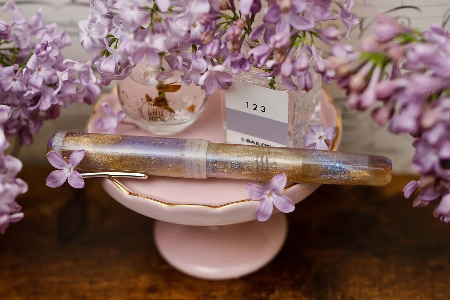 Saw @ichi.day post about using empty ink bottles as flower vases earlier. I think the idea is awesome and now I have fresh cut lilacs in my ink bottles 💜

Pen: @franklinchristoph model 31 (2023 Manila Penshow @everythingcalligraphy.ph exclusive)

.
