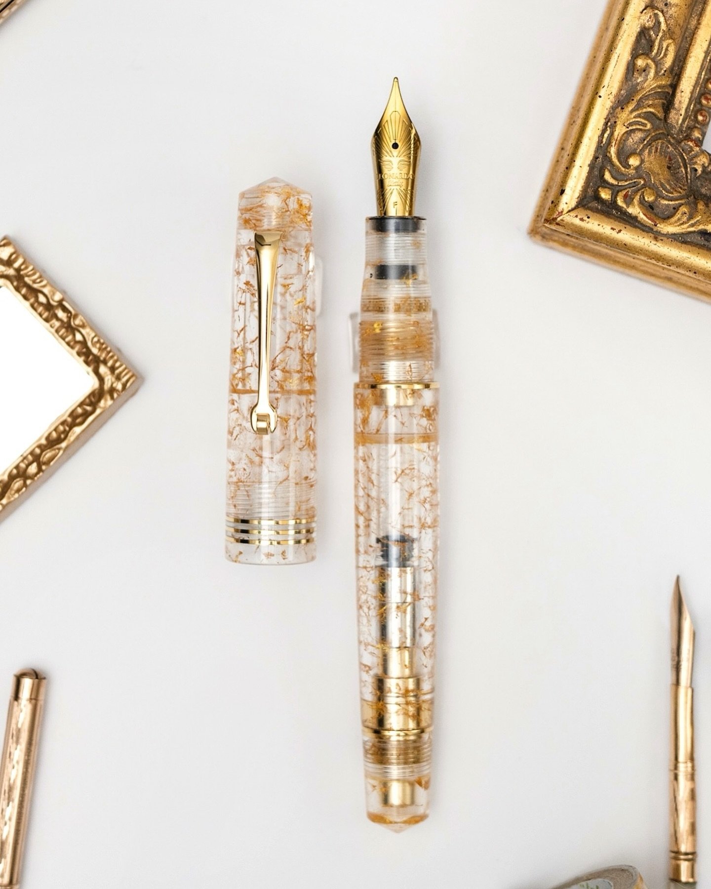 It&rsquo;s December already. Time to get a sparkling beauty for the season 💕 😍 #newpenday 

Pen: @leonardo_pens x @stiloestile Momento Zero Kintsugi ✨

.
.
.
.

#fountainpen #fountainpenink #inkaddict #inkaholik #fountainpenaddict #stationeryaddict