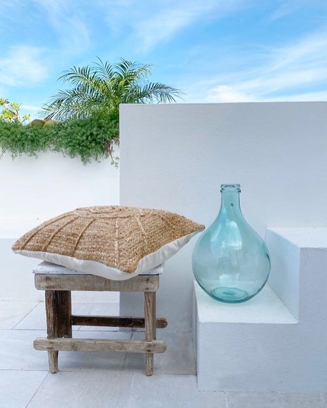 Add an aqua colored demijohn and jute pillows to bring a Med vibe to your decor. Available from our online shop. Link in bio 
.
.
.
.
#medvibes #terracedecor #santorinistyle #summervibes