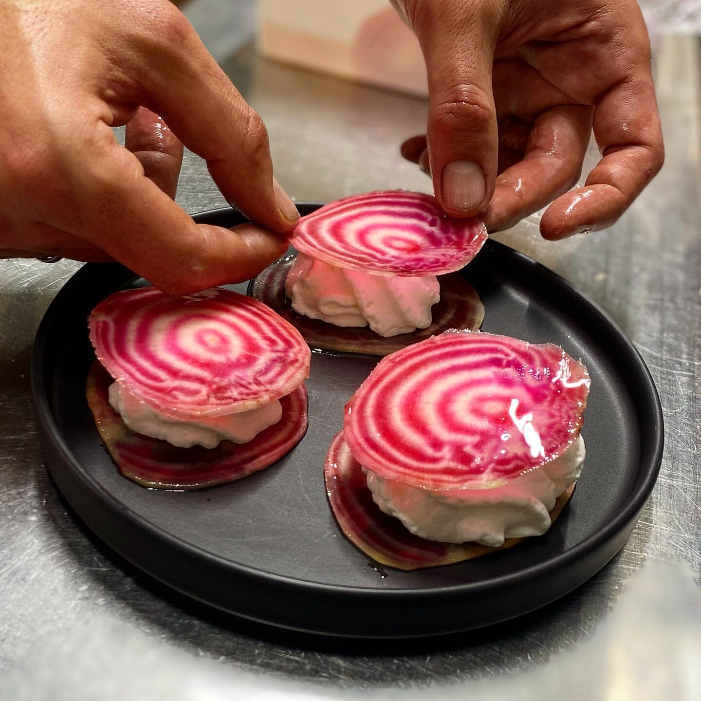 🤩 Les Ravioles de Betteraves Chioggia &amp; Mousse de Ch&egrave;vre Maison 👨🏻&zwj;🍳

Aujourd&rsquo;hui c&rsquo;est d&rsquo;une nouvelle entr&eacute;e dont on vous parle, les Ravioles de Betterave &agrave; la mousse de Ch&egrave;vre.
Nos Betterave