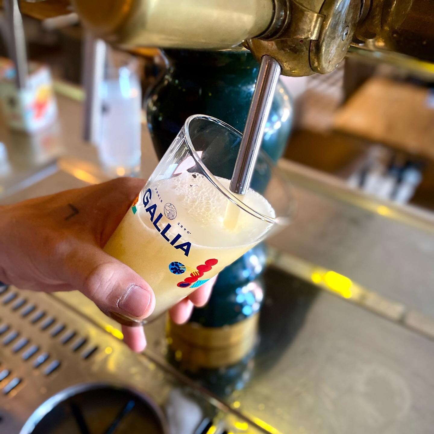 🍺 Rien ne vaut une blanche Pression en &eacute;t&eacute;.

La nouveaut&eacute; de l&rsquo;&eacute;t&eacute; est arriv&eacute;e, La Gallia Weiss &amp; Versa Blanche est en pression au paris.

Une bi&egrave;re faite par un brasseur parisien cr&eacute;