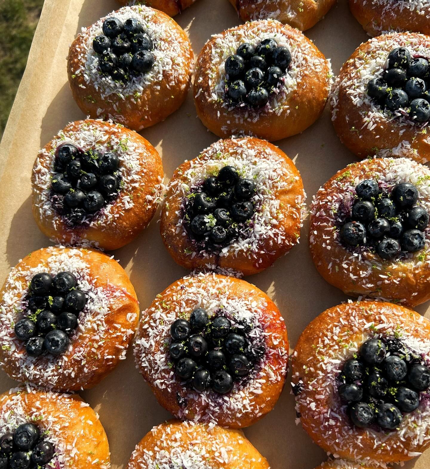 &iexcl;BUN TIME!

HELLO GOOD EVENING TONIGHT IS THE TURN OF JUNE&rsquo;S BUN SELECTION!!! 

BLUEBERRY, LIME AND COCONUT(Vg)

DARK CHOCOLATE + TAHINI (Vg)

CHEESE + JALAPE&Ntilde;O 

CINNAMON

Delicious. 

That&rsquo;s all.