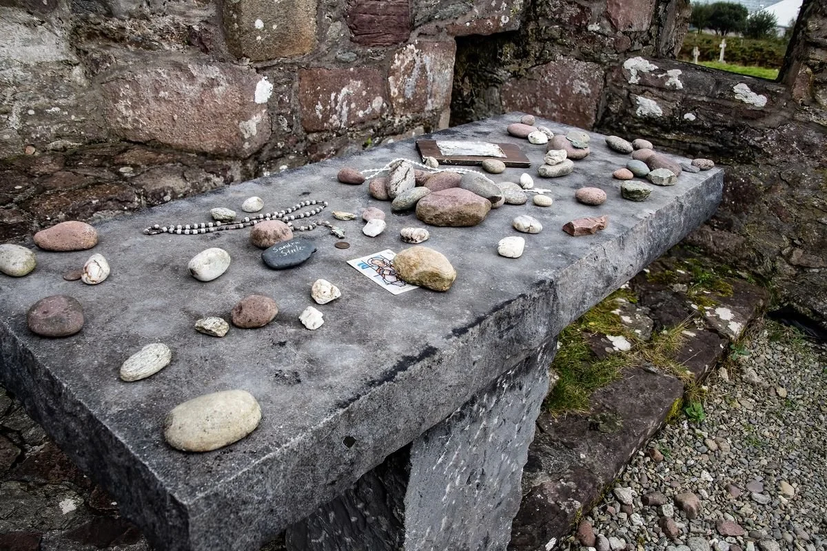 MAC_0884 · Pebble offerings on the old altar, Kildavnet, Achill Island, Co. Mayo