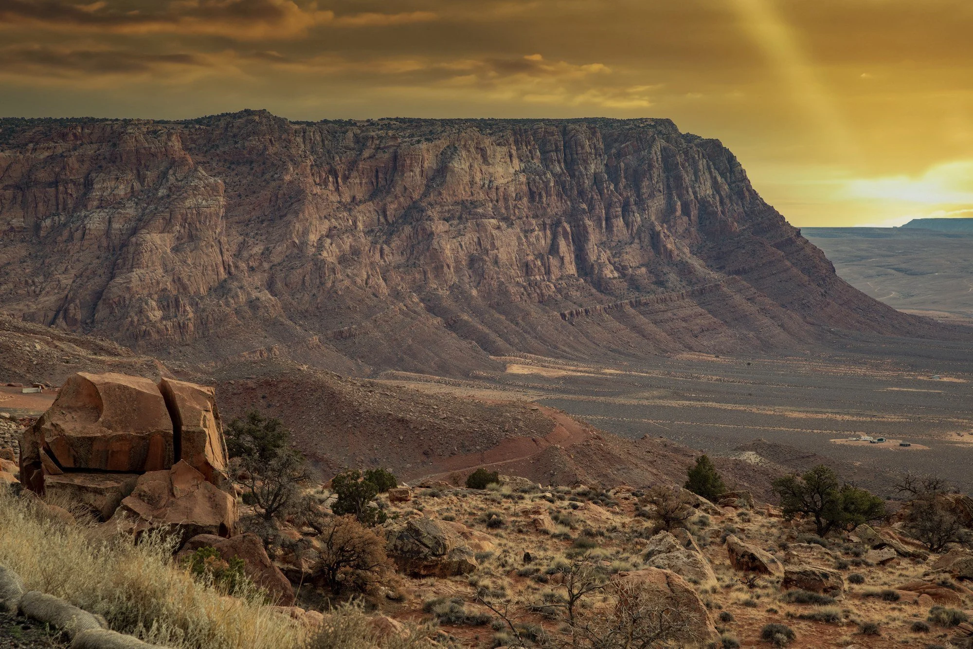 MMD_4341 · Sunrays over the cliffs, Arizona