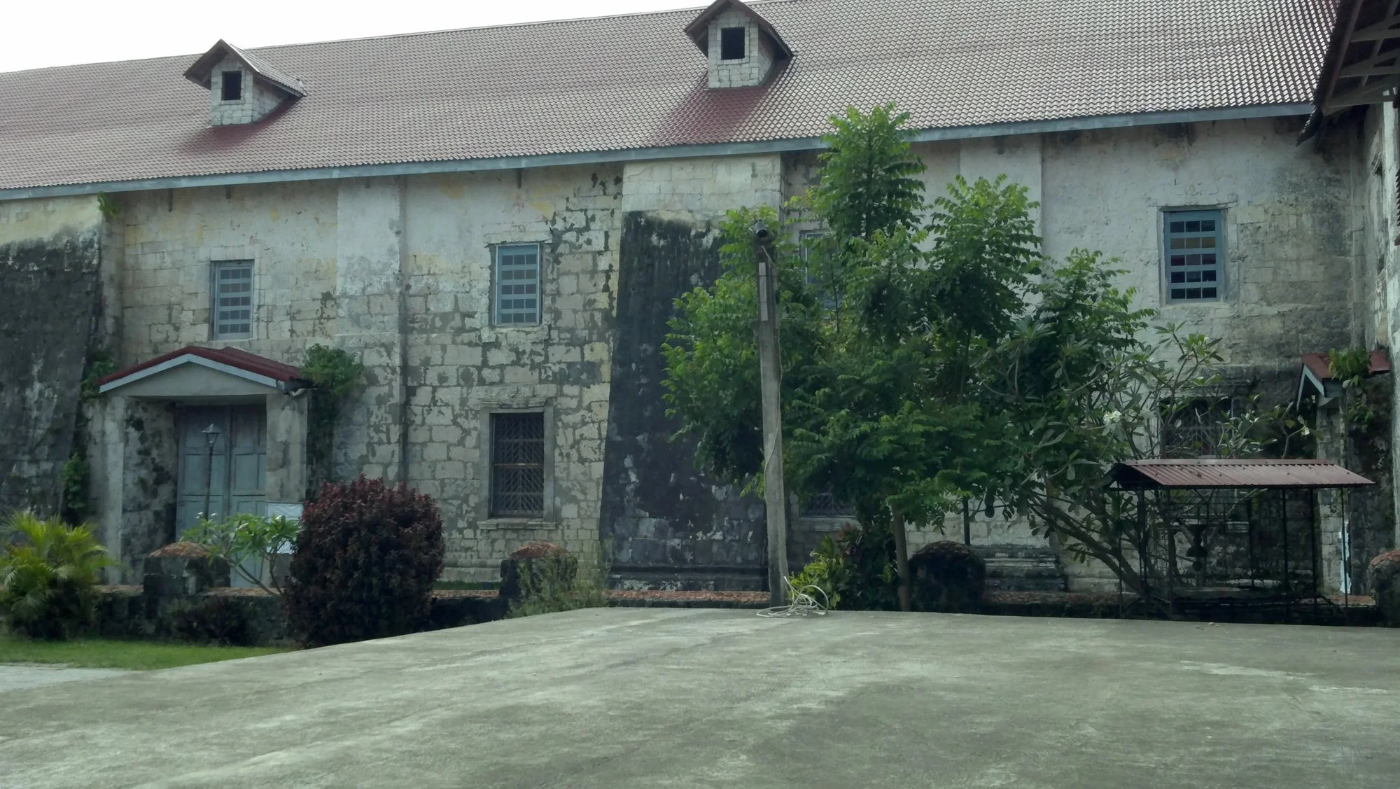 2011-11-23_14-31-33_114 · Old coral-stone convent, Baclayon, Bohol, Philippines