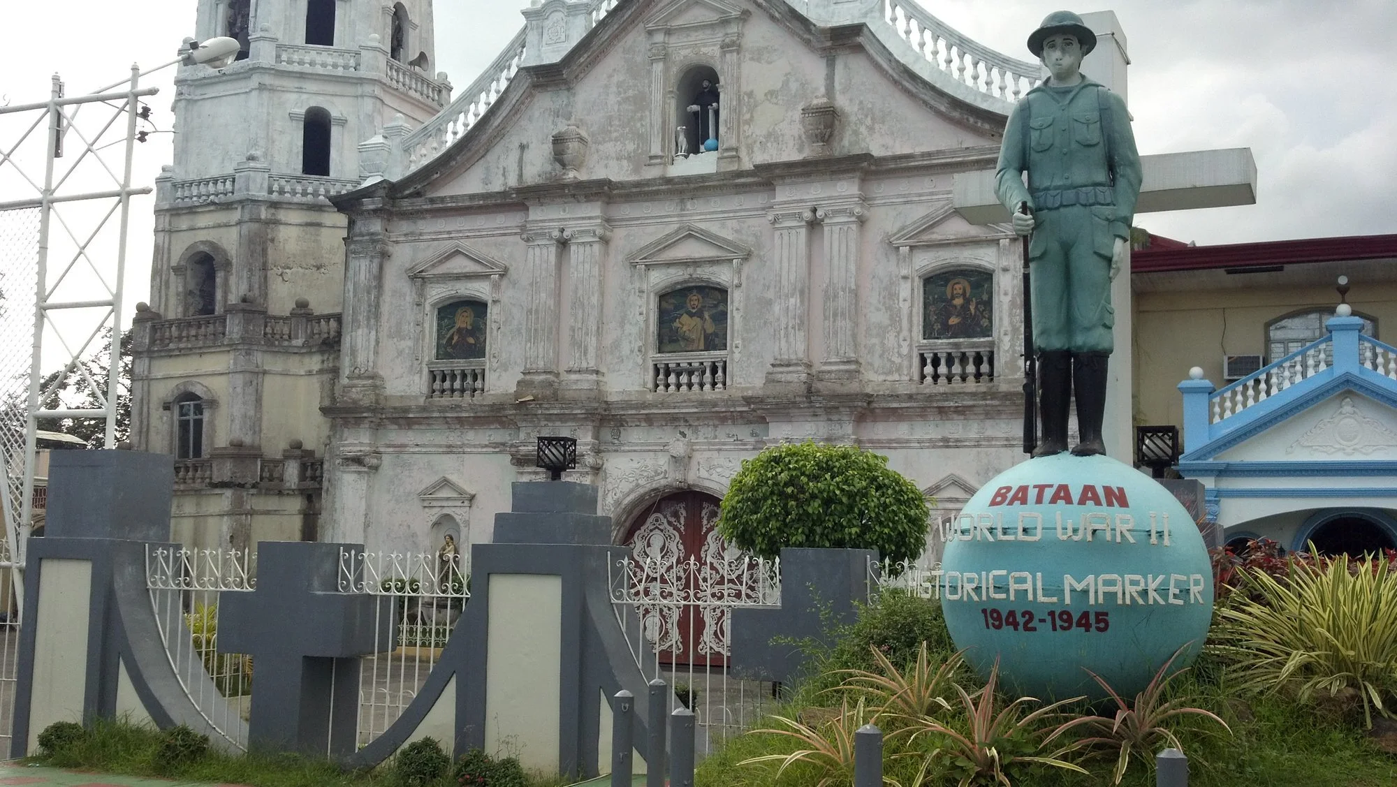 2011-11-19_14-35-57_166 · Cathedral and Bataan memorial, Balanga, Philippines