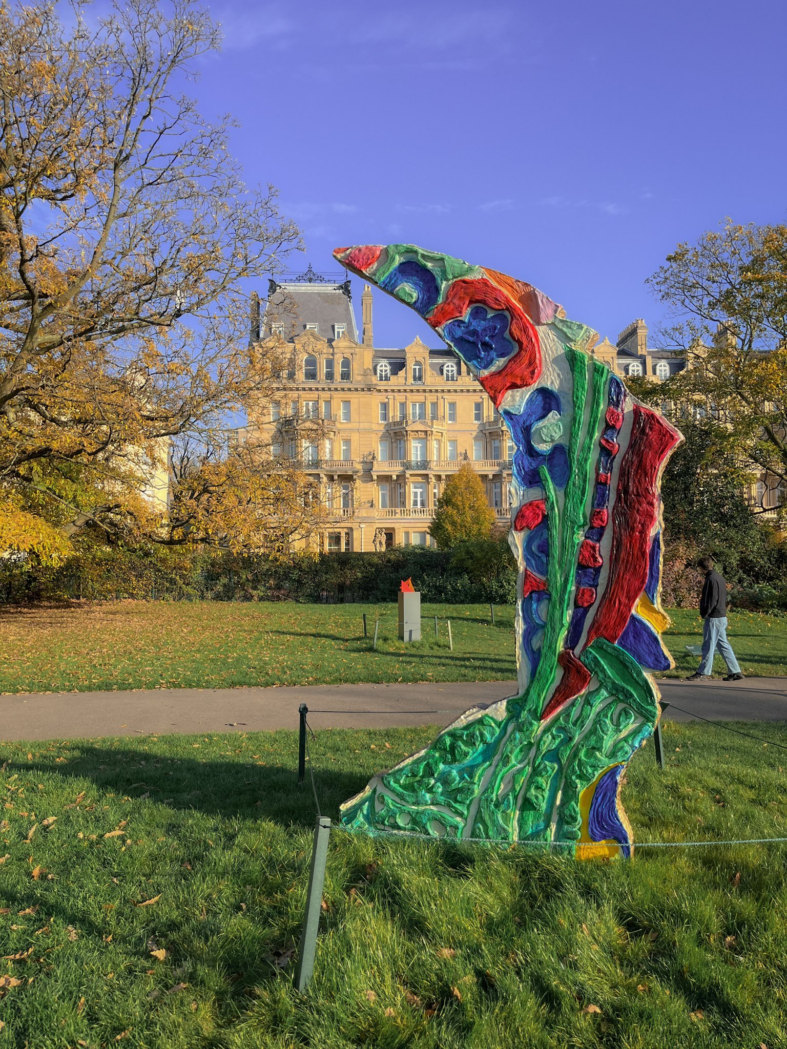 Frieze sculpture regents park autumn 1.jpg