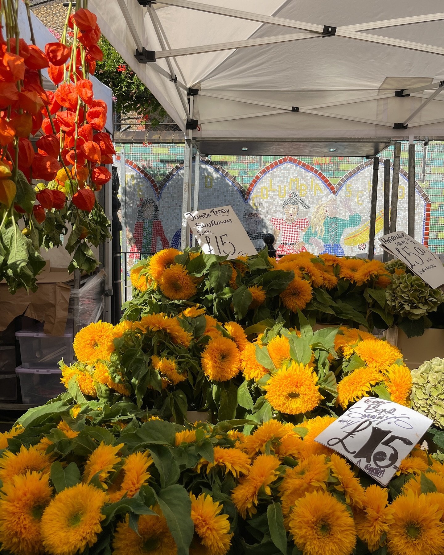 Early Autumn dreams at Columbia Road flower market. The best place to get dahlias each year and I always have to stop for the gorgeous cakes at Lili Vanilli&rsquo;s. 

#columbiaroadflowermarket #columbiaroad #flowermarket #eastlondonlife