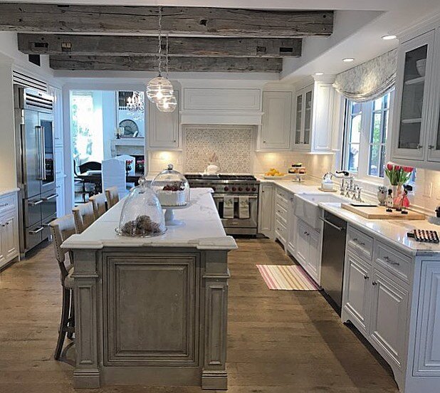 A blast from the past (6 years ago) and still looks so fresh! 

#interiordesign #interiordesigner #kitchenremodel #kitchendesign #kitchensofinstagram #whiteoak #whitekitchen #antiquebeams #classic #chic #timelessdesign