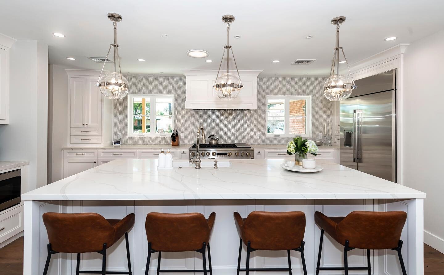White kitchens are here to stay! And this beauty came out fabulous!!! Swipe to see the before

Designer @mimibstudio 
Builder @rareformbuilder 

#interiordesign #interiordesigner #remodel #kitchenremodel #beforeandafter #highendhomes #luxuryliving