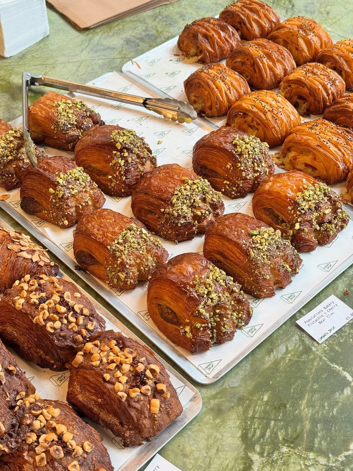 More October moments ❤️🍁

1. Most delicious bakes @populations.bakery
2. Amsterdam strolling 
3. First sample of the 2026 Recipe calendar I have been working on with @hopepointingfood (current online for pre order now) 
4. Post run brunch to celebra