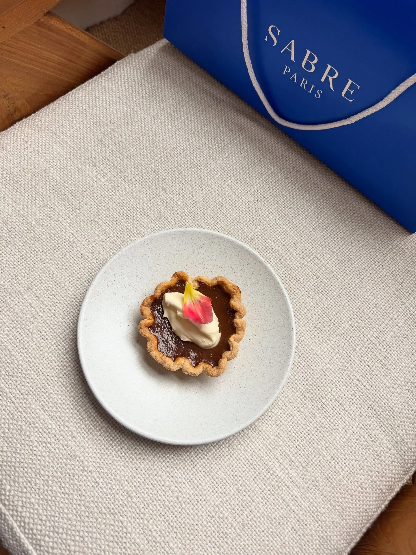 A week in photos 🫶🫶🫶❤️🎀
1. The best pumpkin pie from @finks.london 
2. Selling my work at the @theshardlondon for their Christmas pop up 🥺❤️
3. Festive bows hand made by the lovely @carolineburkeceramics 
4. 🎀🎀🎀
5. Christmas card packing 
6. 