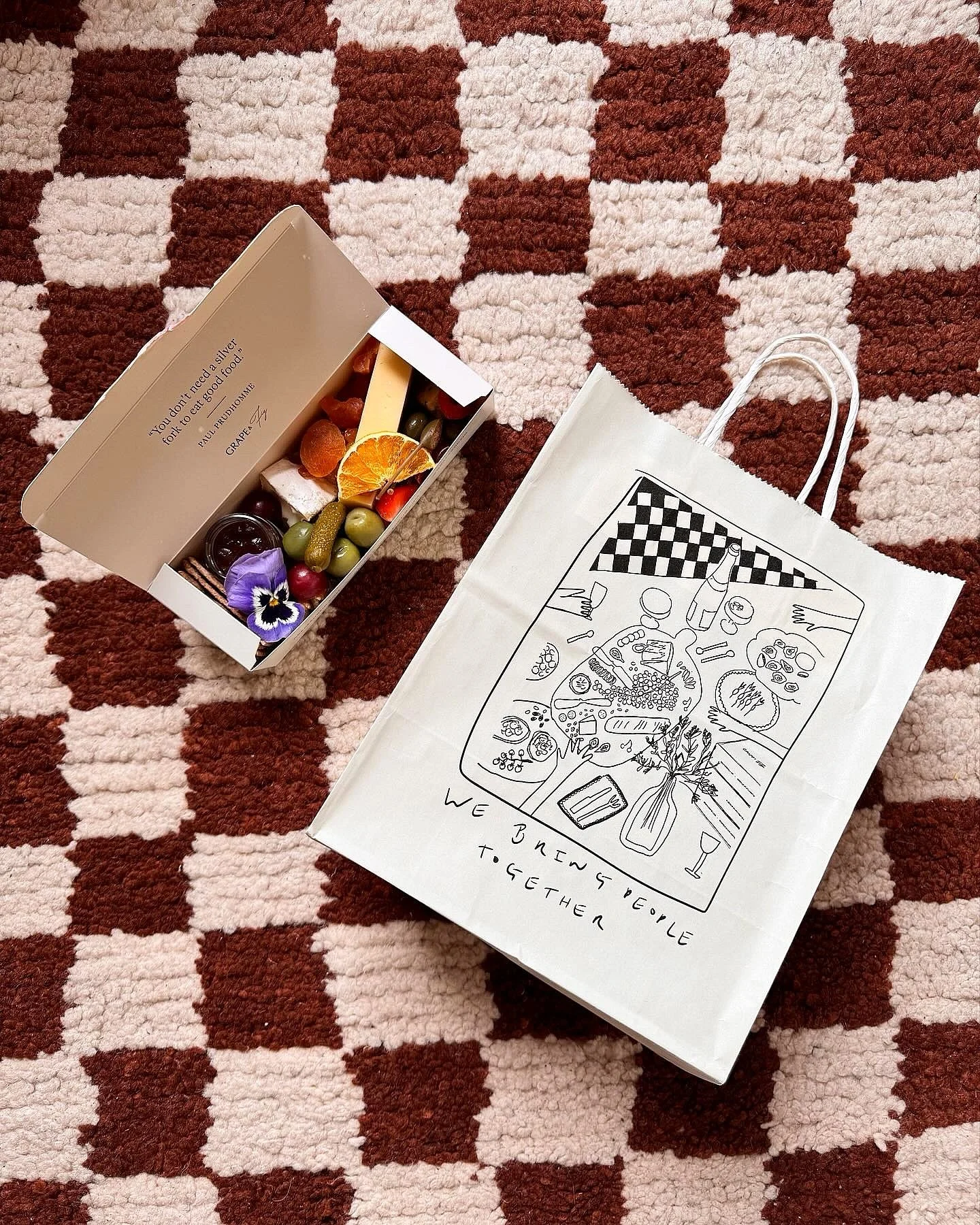Build your own British cheese box? Now you can AGAIN with the amazing ladies at @grapeandfig 😋🍇🧀 Head to @brityardhq in Central London just off Oxford street for their pop up shop to build your own cheese box all packaged up in a bag illustrated b