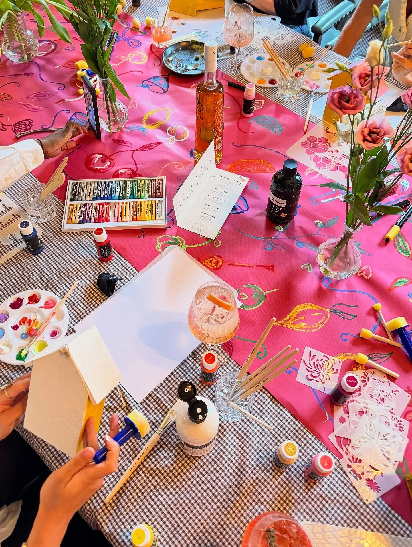 Even if its raining it&rsquo;s still spritz season here at @youngspubs ❤️🍸🍒

Last night was such a dream hosting my first workshop with @youngspubs as part of their summer spritz menus with @beesou_aperitif 💓 

This year I designed the menus for @