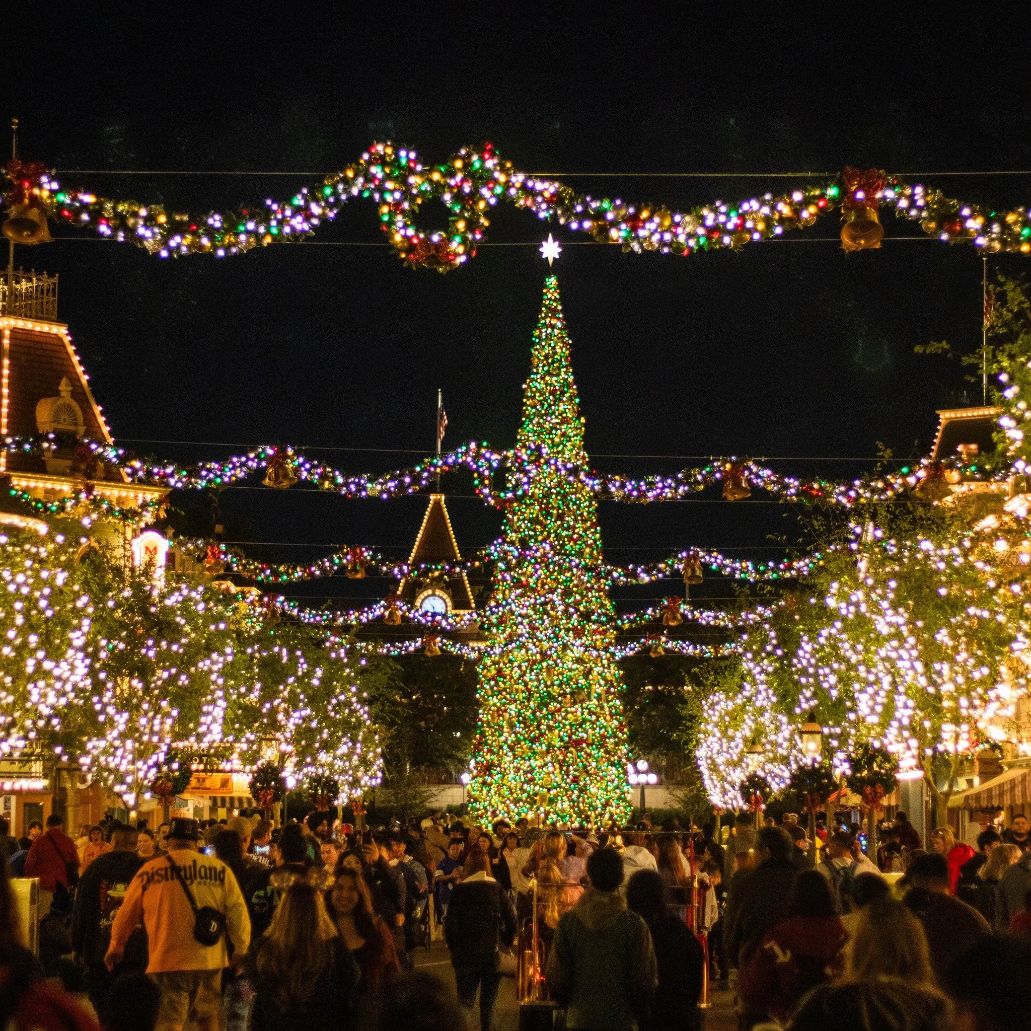 2-day holiday adventure at Disneyland &amp; Disney California Adventure! 🌟 Here&rsquo;s what we loved:

Day 1️⃣:
➡️ Kicked off with Mickey &amp; Minnie Mouse greetings! 🐭🎅
➡️ Tried the holiday coffee chip churro at Cozy Cone Motel&mdash;delicious!