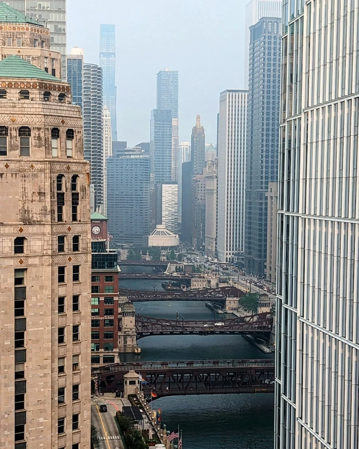 The view from the restaurant 'Waterview' at @holidayinnchicago 

Head on over to our Facebook page (facebook.com/EricandAmyTravels) to answer the poll! 'What's the max you'd pay for a hotel room?'

 #chicago #chicagoland #chicagogram #chicagorivernor