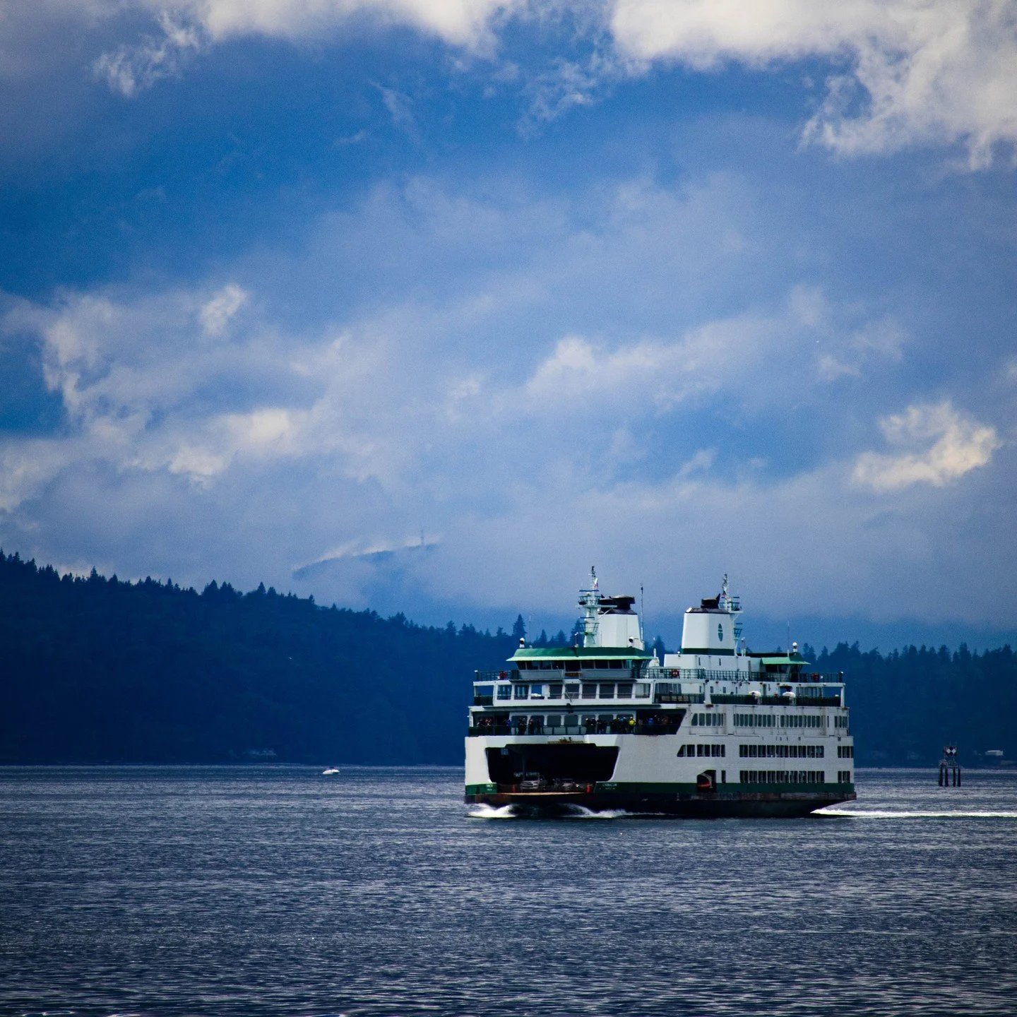 Curious how to ride the ferry to Bainbridge Island or any other destination the ferries offer? Check out our video where we walk you through our first time experience and what to expect! #linkinbio 

@wsdot runs a tight ship, and it was nothing but s