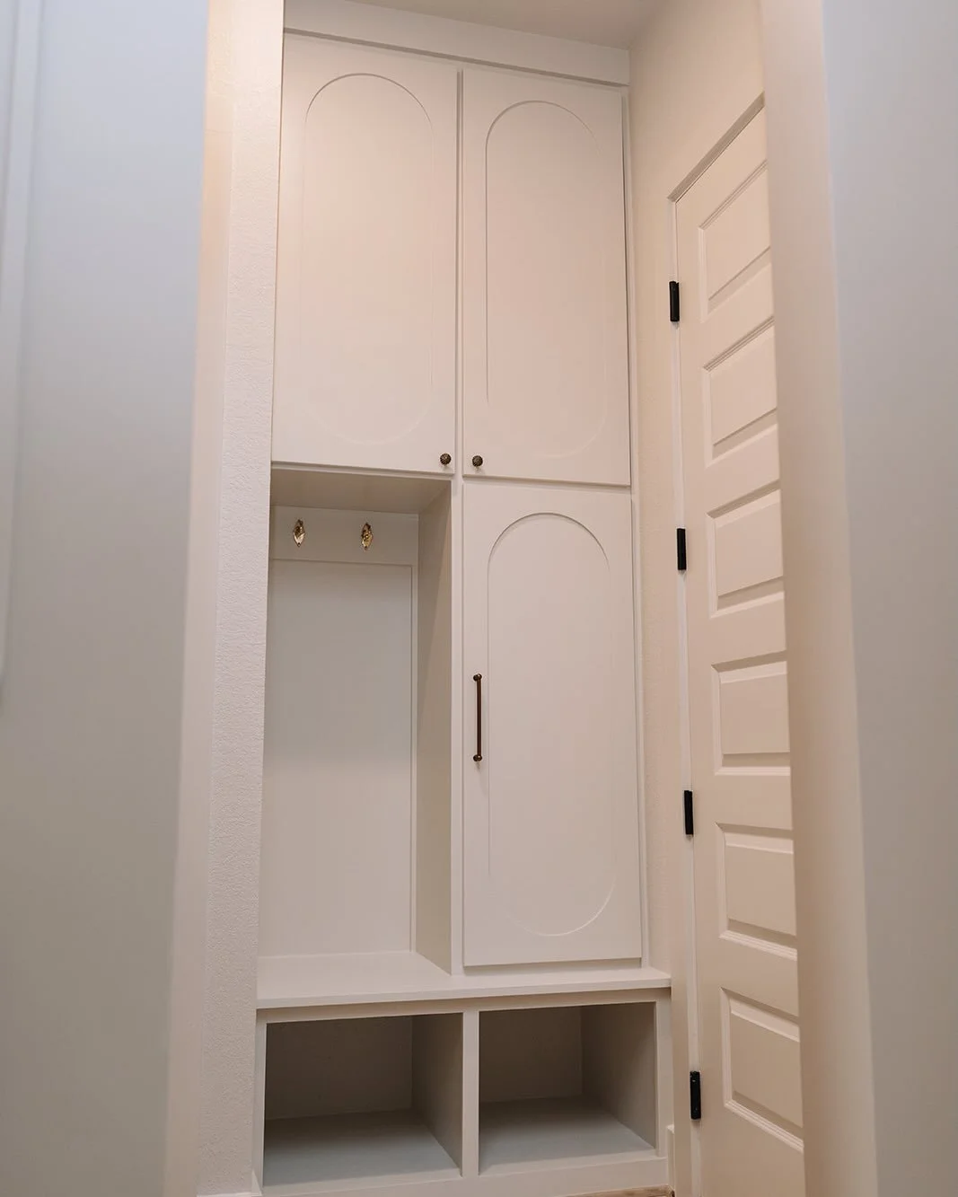 Where function meets timeless style.
A beautifully tailored mudroom designed to keep everyday essentials organized without sacrificing an elevated look.