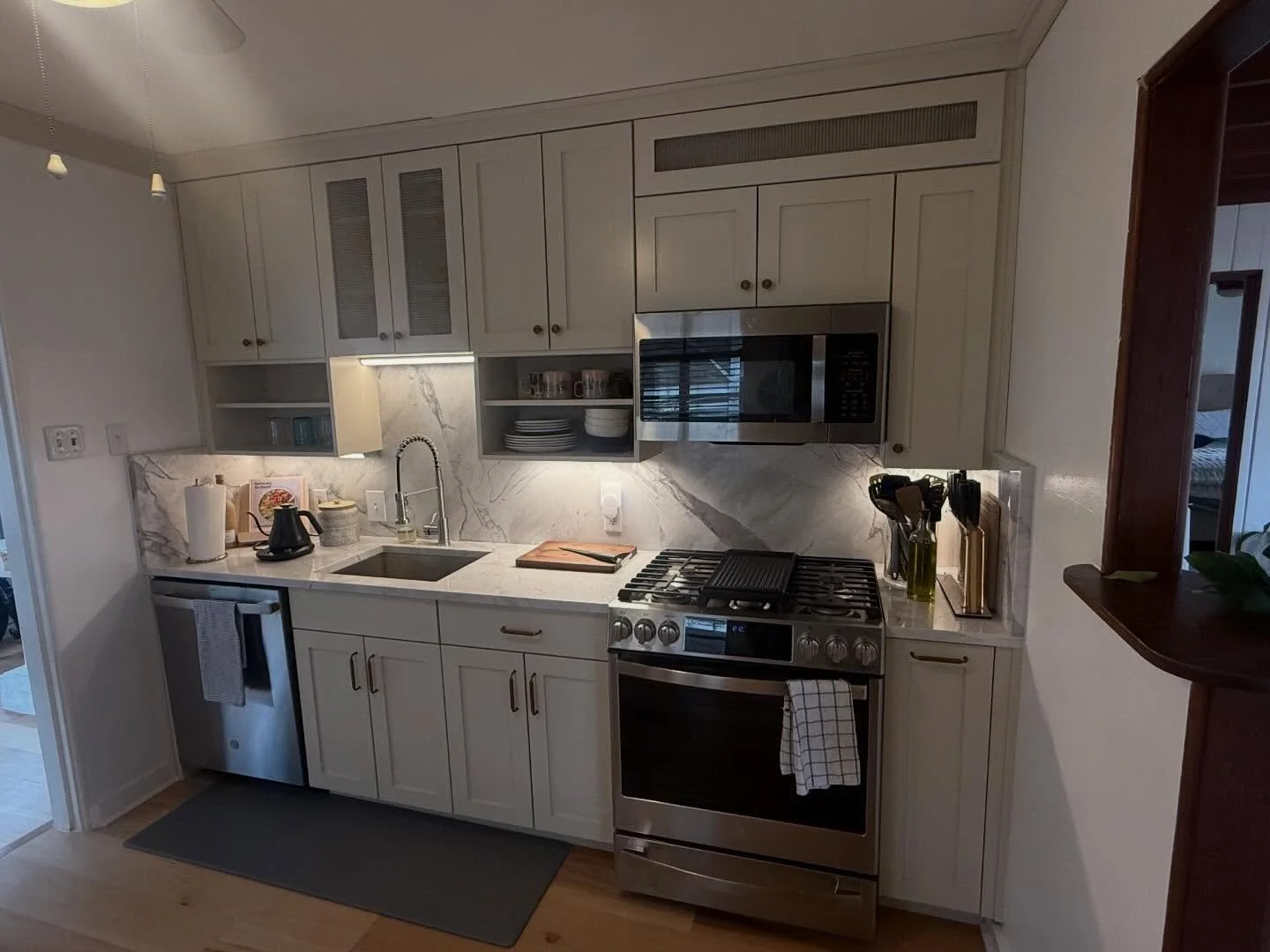 This kitchen remodel is so fresh, crisp, and bright. The new cabinets and hardware really transform this space. 

#customkitchenremodel #customwoodworking #atxcabintry