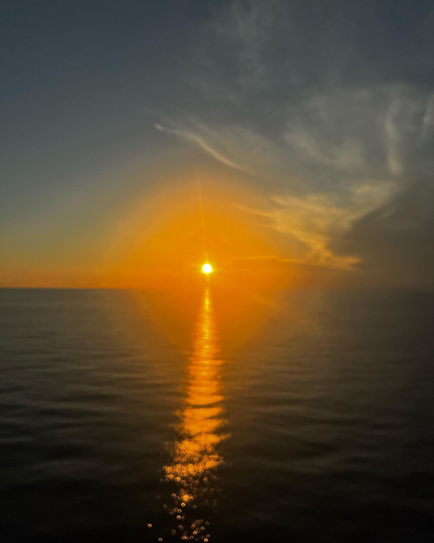 P2
Sky is on fire. 🔥
Finales que se apagan y te sobrepasan, como un hurac&aacute;n abrazando la flama de una vela.

Inicios que impactan como cohetes en una noche sin sonido, sin sabores ni eco. 

Amores que se apagan.. despacito.. con calma.. con m