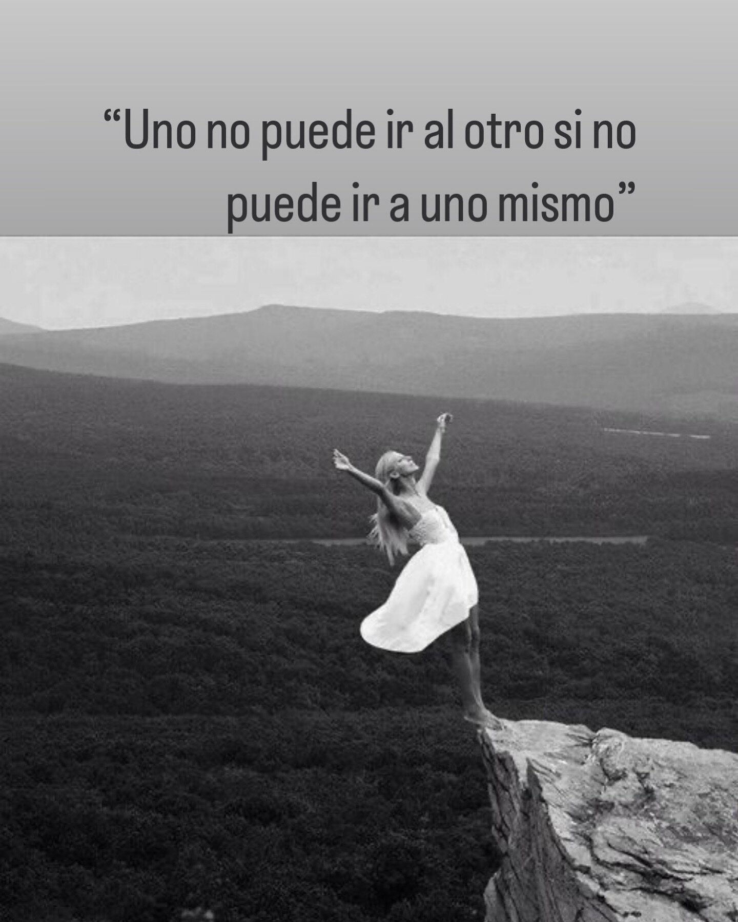 Mire al precipicio
congelada en el tiempo y el espacio, sin parpadear, siendo espectadora de mi propia vida, como un sue&ntilde;o no recordado, una vida sin pulso .
Yo al vac&iacute;o salt&eacute;, hacia la nada,mi grito aterrador se convierte en sil
