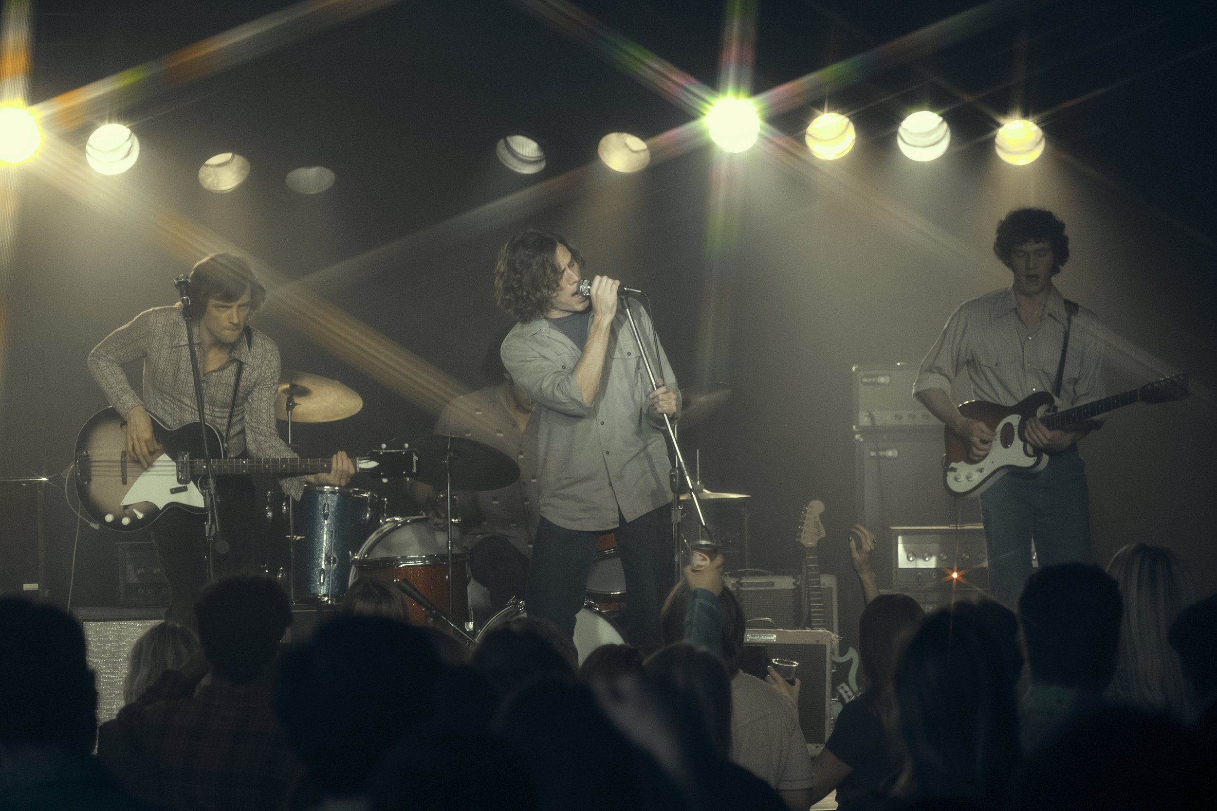 Daisy Jones & the Six': The Largest Fictional Band of the '70s Comes to  Life on the Small Screen - The Daily Utah Chronicle