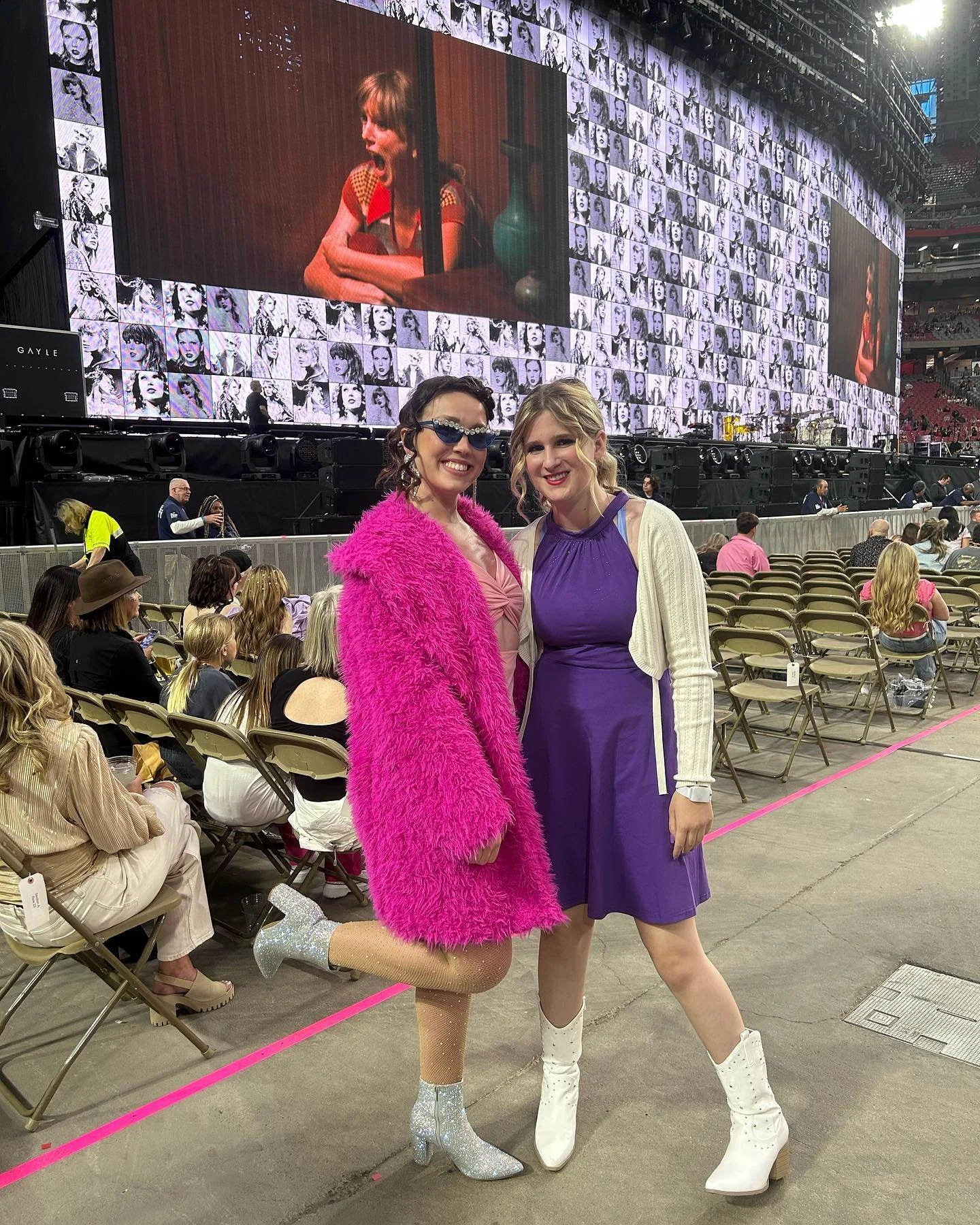 nicely smiling but feeling more like @taylorswift on the screen

#glendaletstheerastour