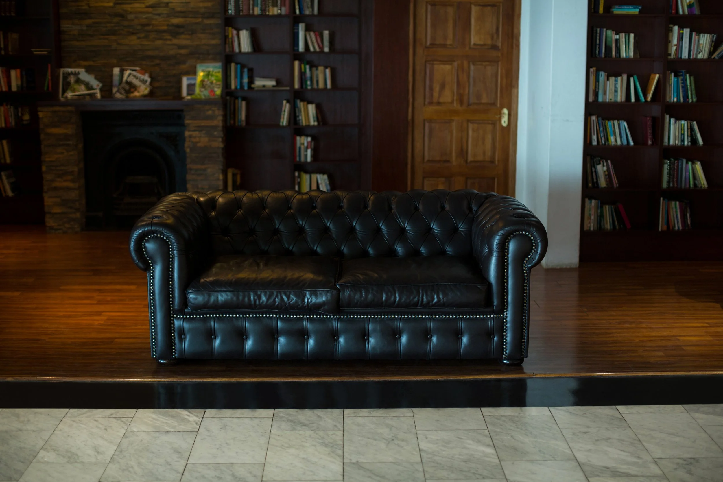 5 Tips To Choose Leather Sofa Set: Expert Buying &amp; Care