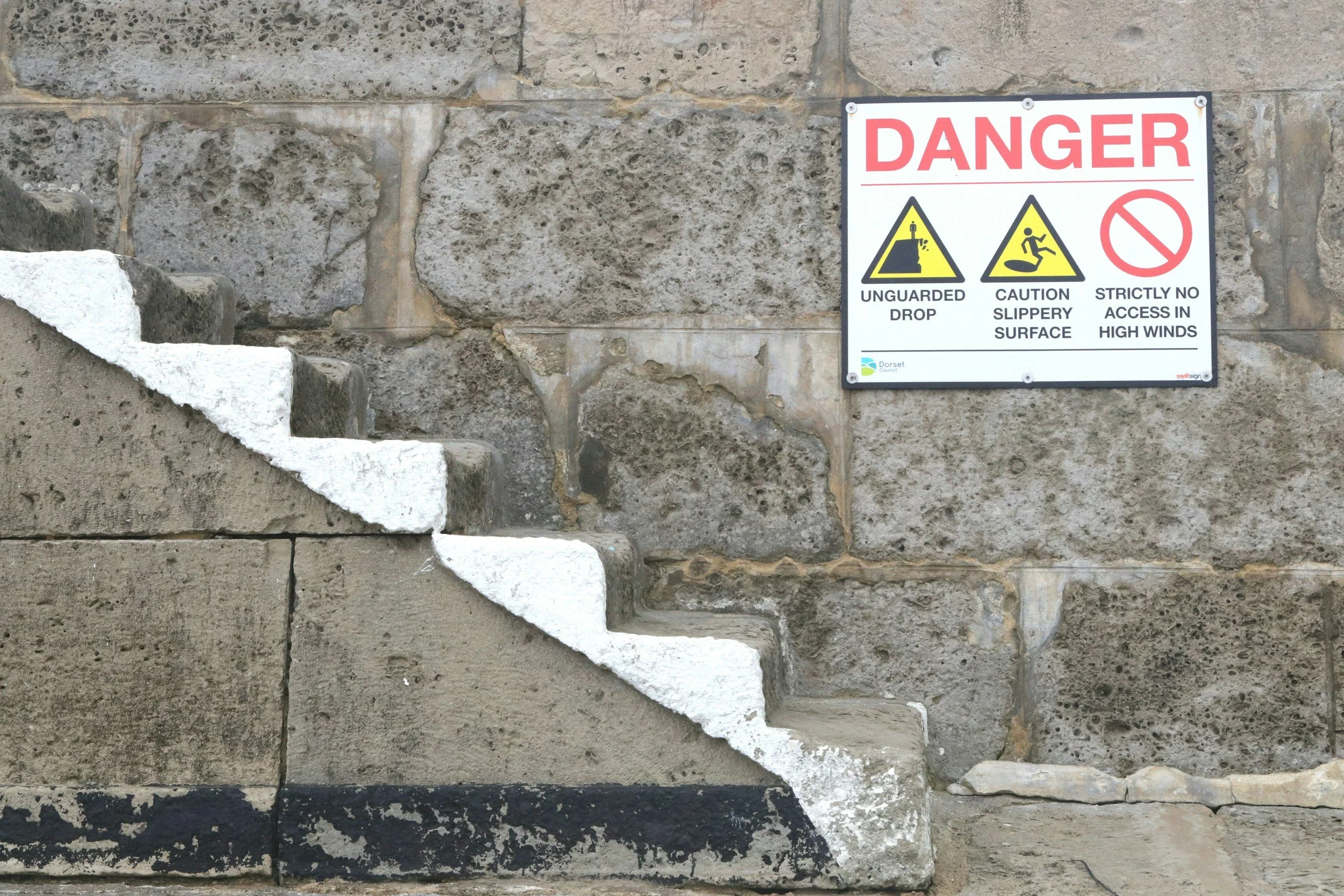 How Does the 'Notice of Hazard' Standard Decide Liability in Slip and Fall Incidents?