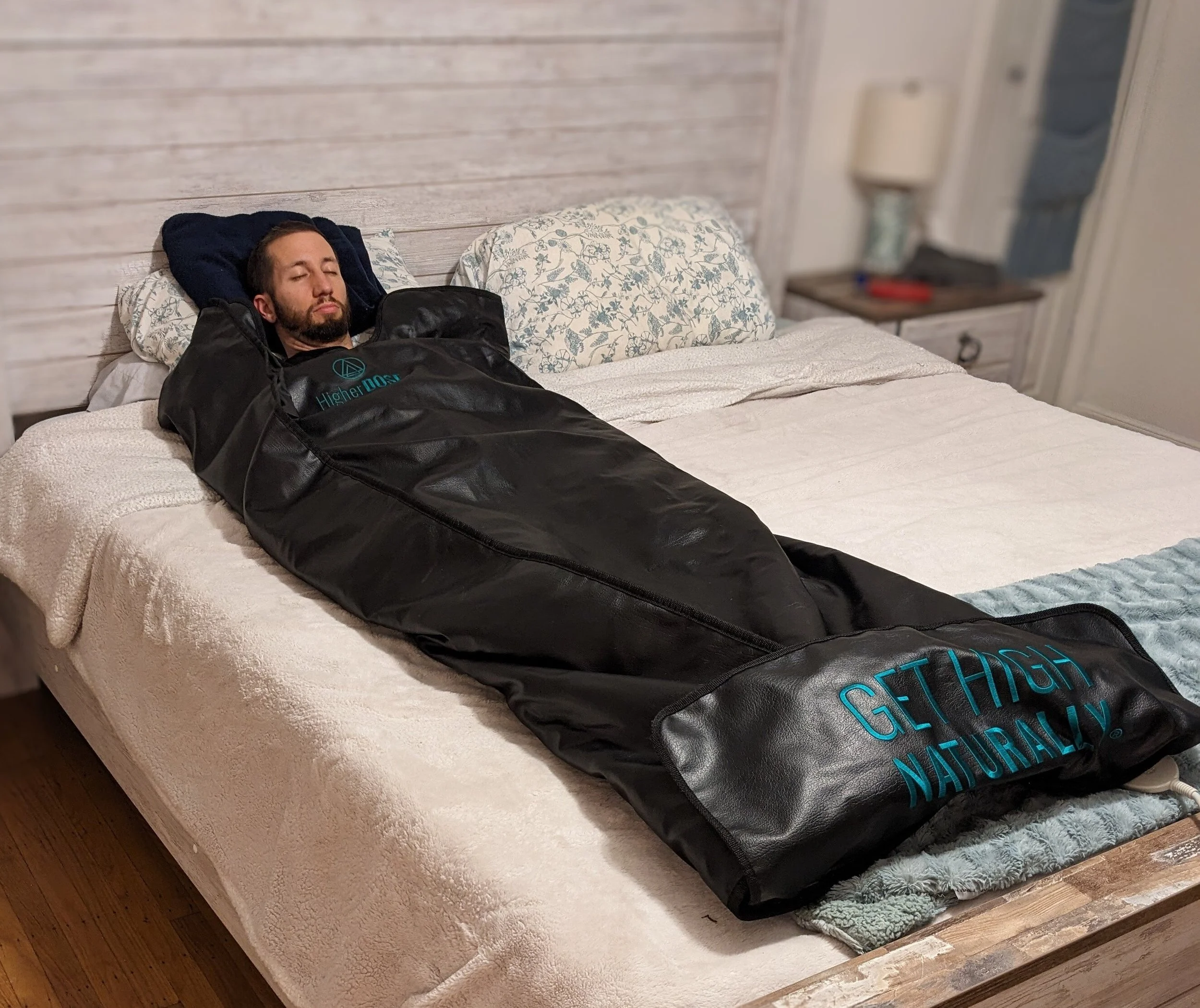 Elevate your wellness routine with the HigherDose Sauna Blanket. In