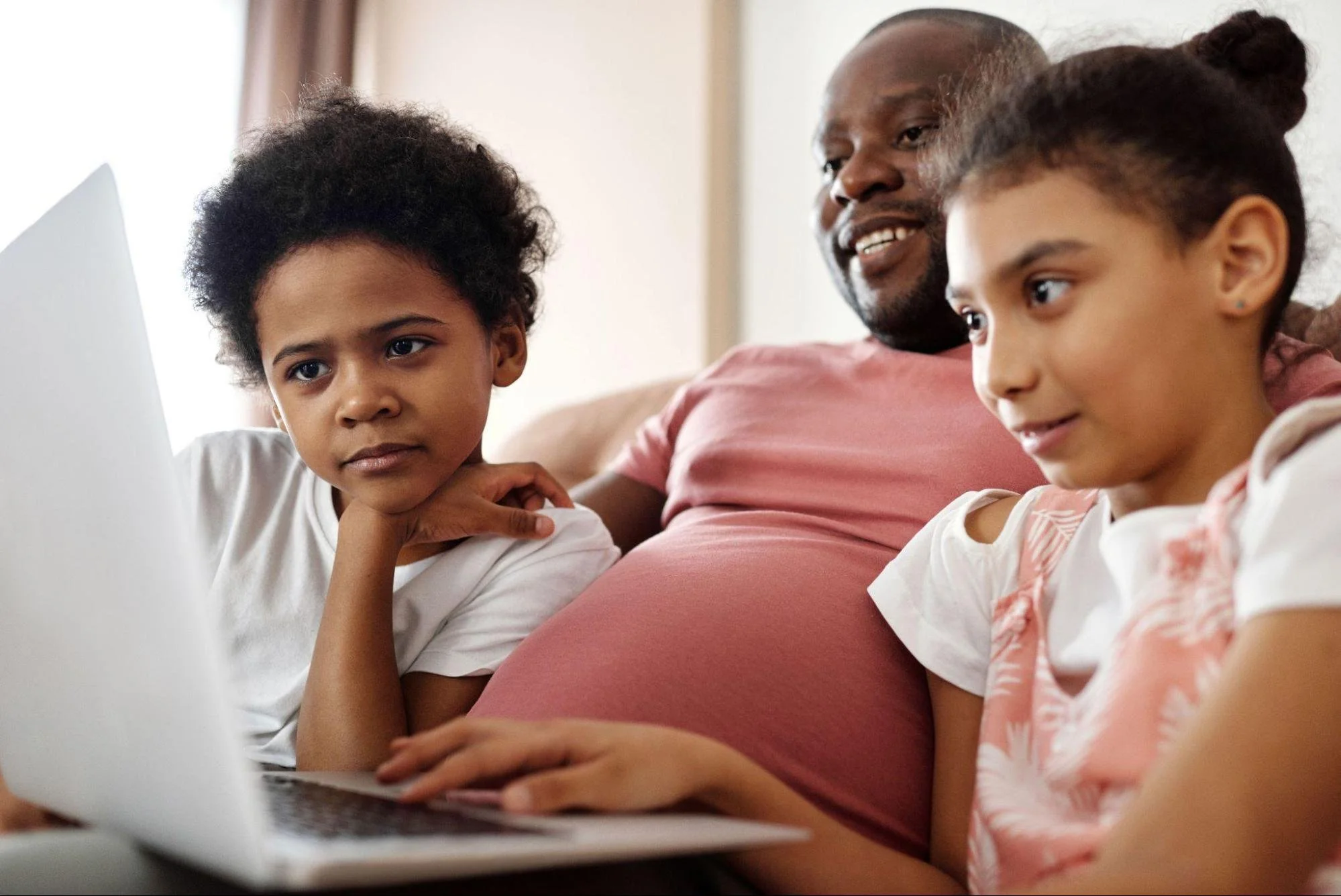 How Dads Can Talk to Kids About Meeting People Online?