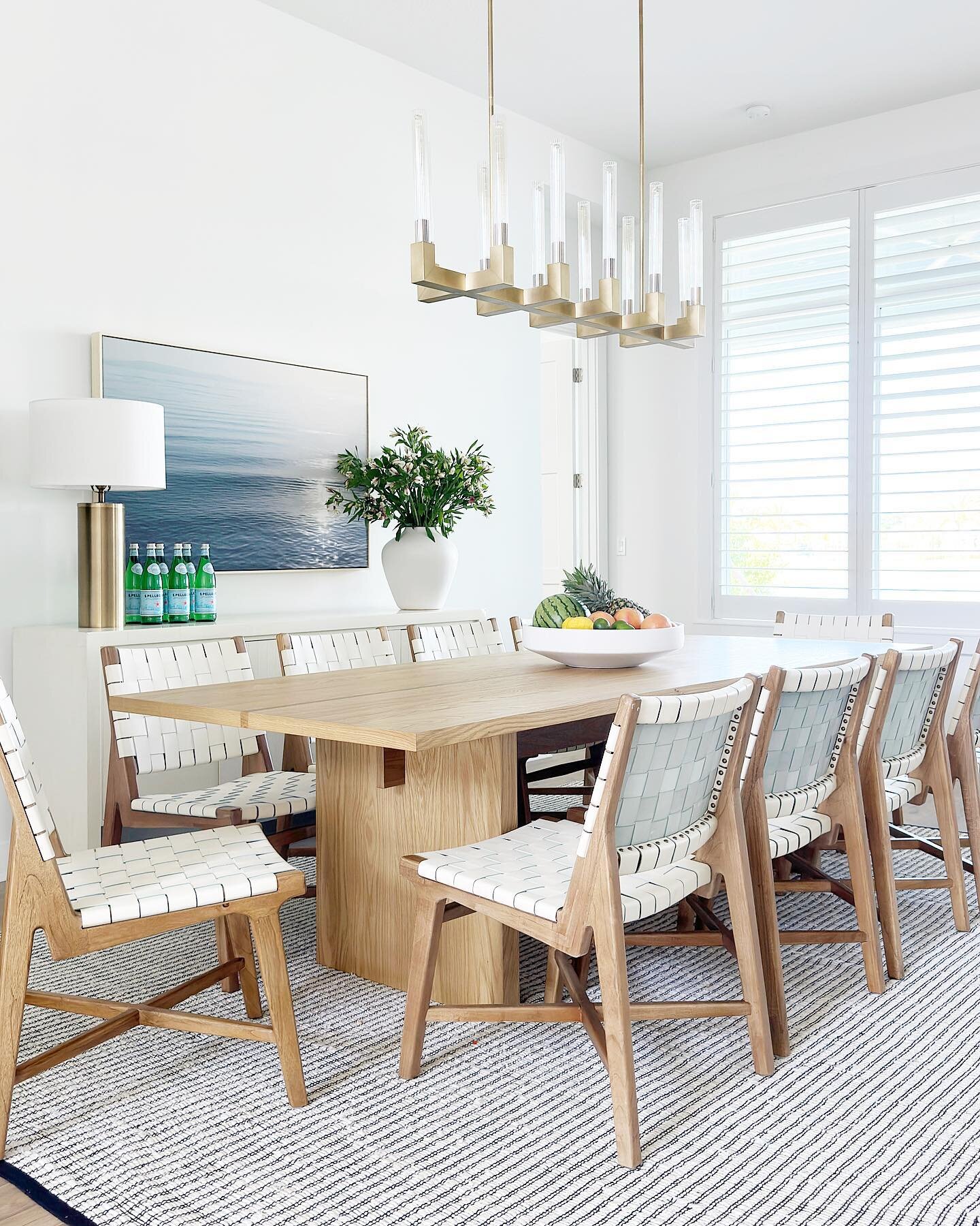 Wood, neutrals, and accents of brass + the natural pop of color from fresh greens and a bowl of fruit = perfect casual dining area combo over at our #SEHAltonBernoulli Project! 👌🏻 
.
.
.
#StudioEttHem #SEHinteriordesign #SEHclientproject #organicmo