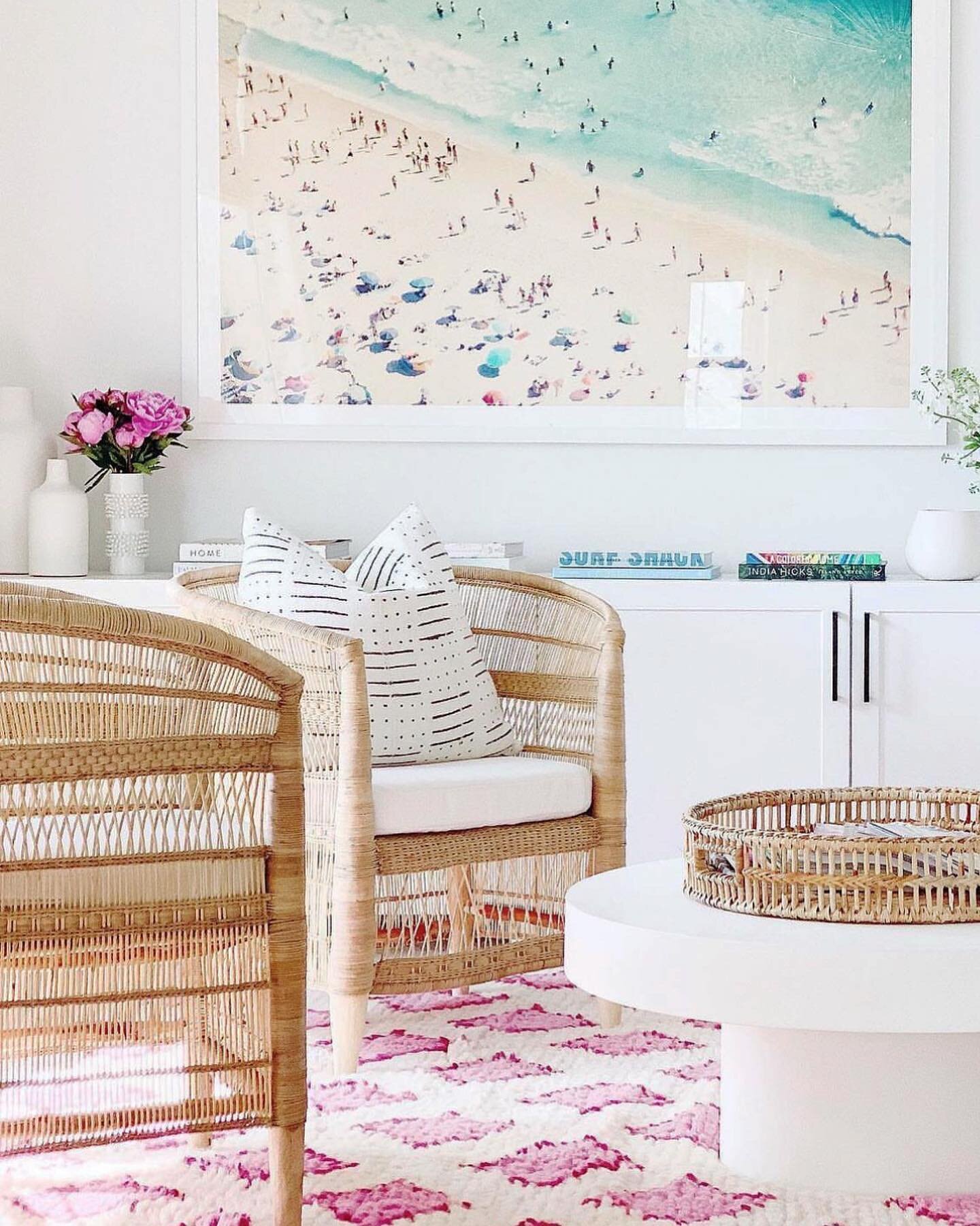 Throwback Thursday (that&rsquo;s still a thing right?!) to this fun yet peaceful sitting room. 💖
.
.
.
#tbt #studioetthem #interiordesign #popofcolor #SEHinteriordesign #organicmoderncoastalscandi #interiordesign #interiorstyle #sodomino #ggathome #