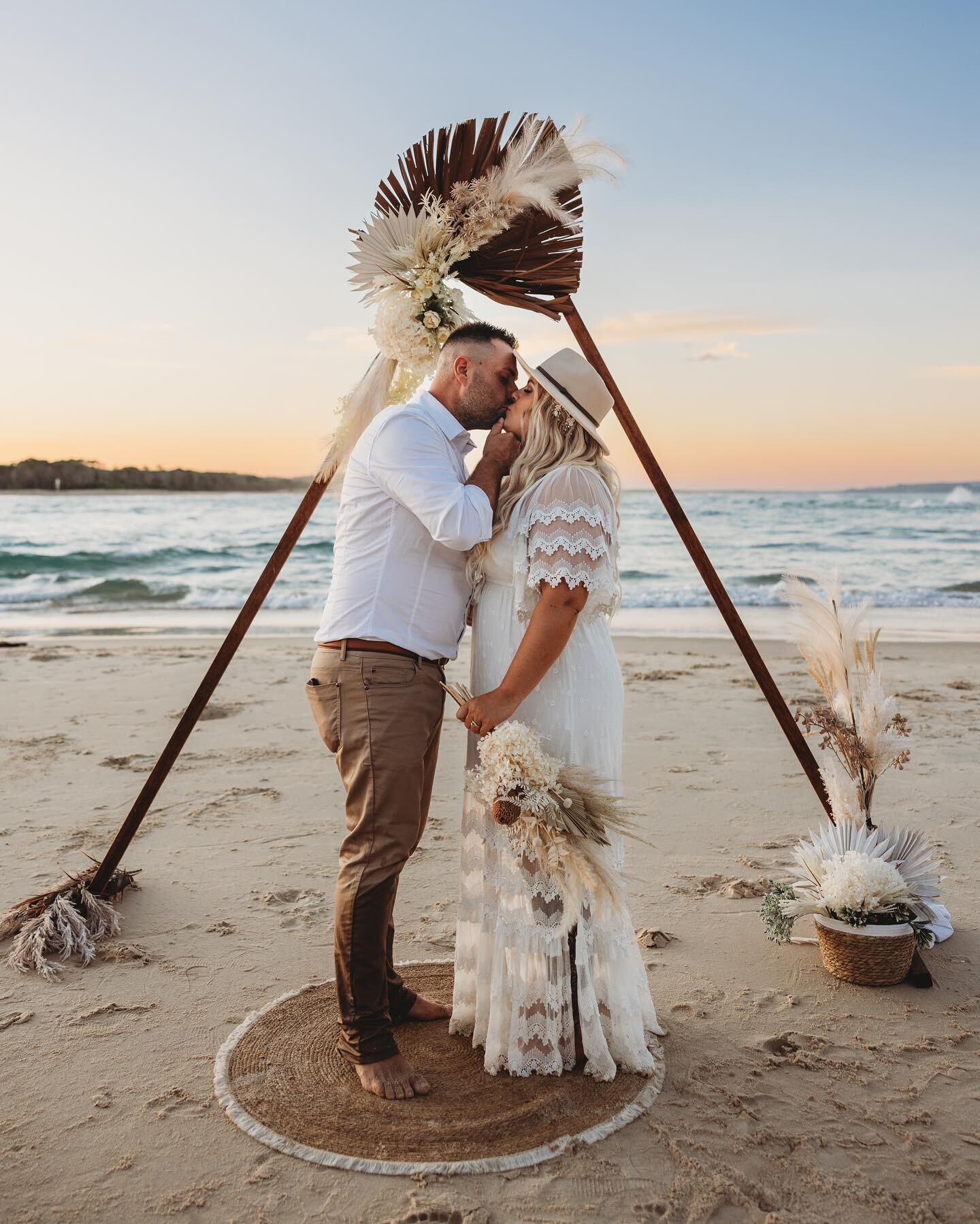 Congratulations to Taisha + James eloping at the Noosa River Entrance followed by a golden hour photoshoot 🌹
Styling &amp; Coordination by us 🤍
Photographer @leahcohenphotography 
Celebrant @noosaheadscelebrant 
Hair and makeup @beauty.on.the.move 
