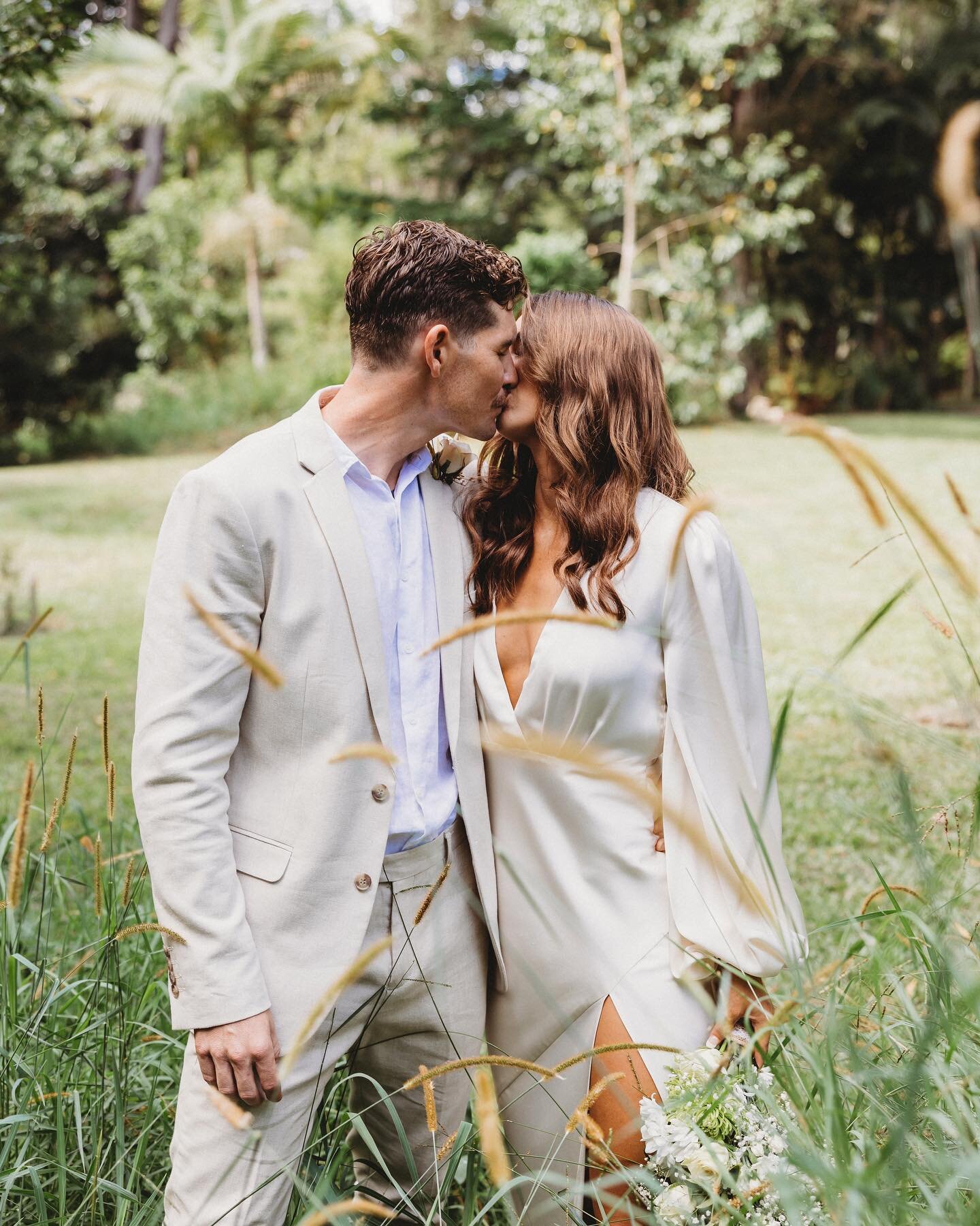 Congratulations to Sarah + Callum 🌹 
Beautiful elopement on their family property 💫
Super Simple Inclusive Package along with our white arch styling 🤍
Photographer @leahcohenphotography 
Celebrant @noosaheadscelebrant 
Hair and makeup @beauty.on.t