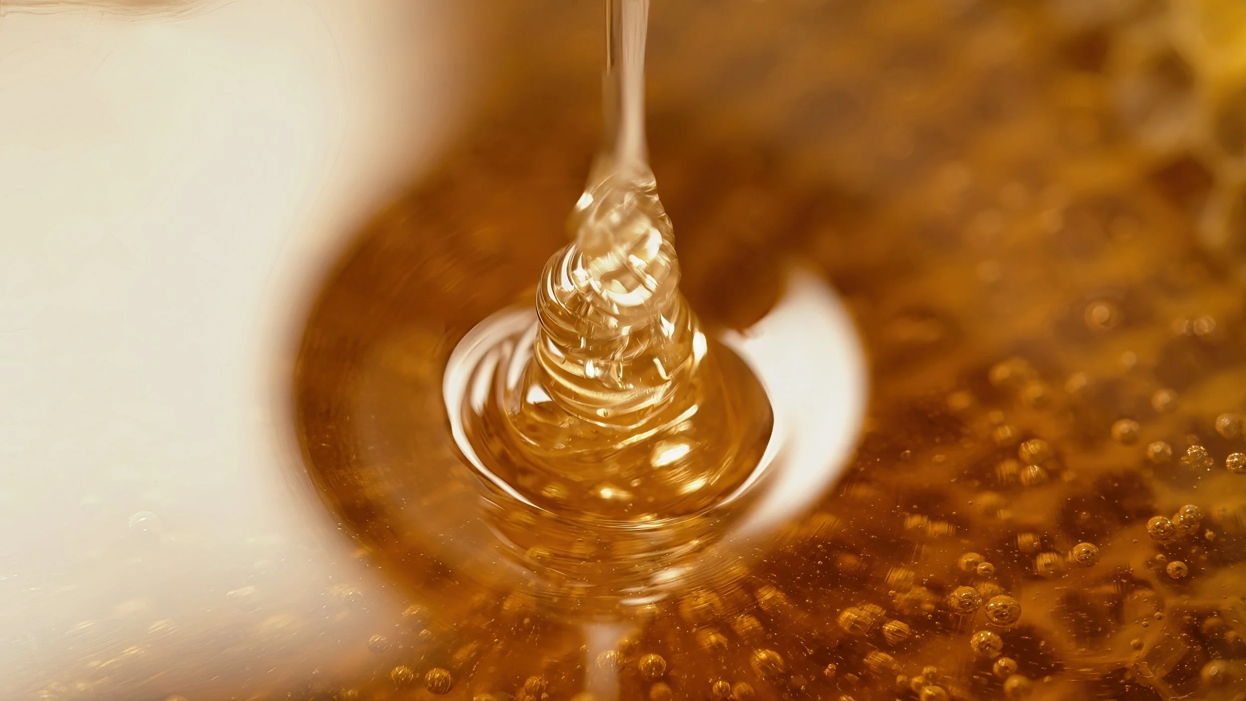golden-syrup-flowing-in-detailed-close-up-2026-03-05-11-57-26-utc.jpg