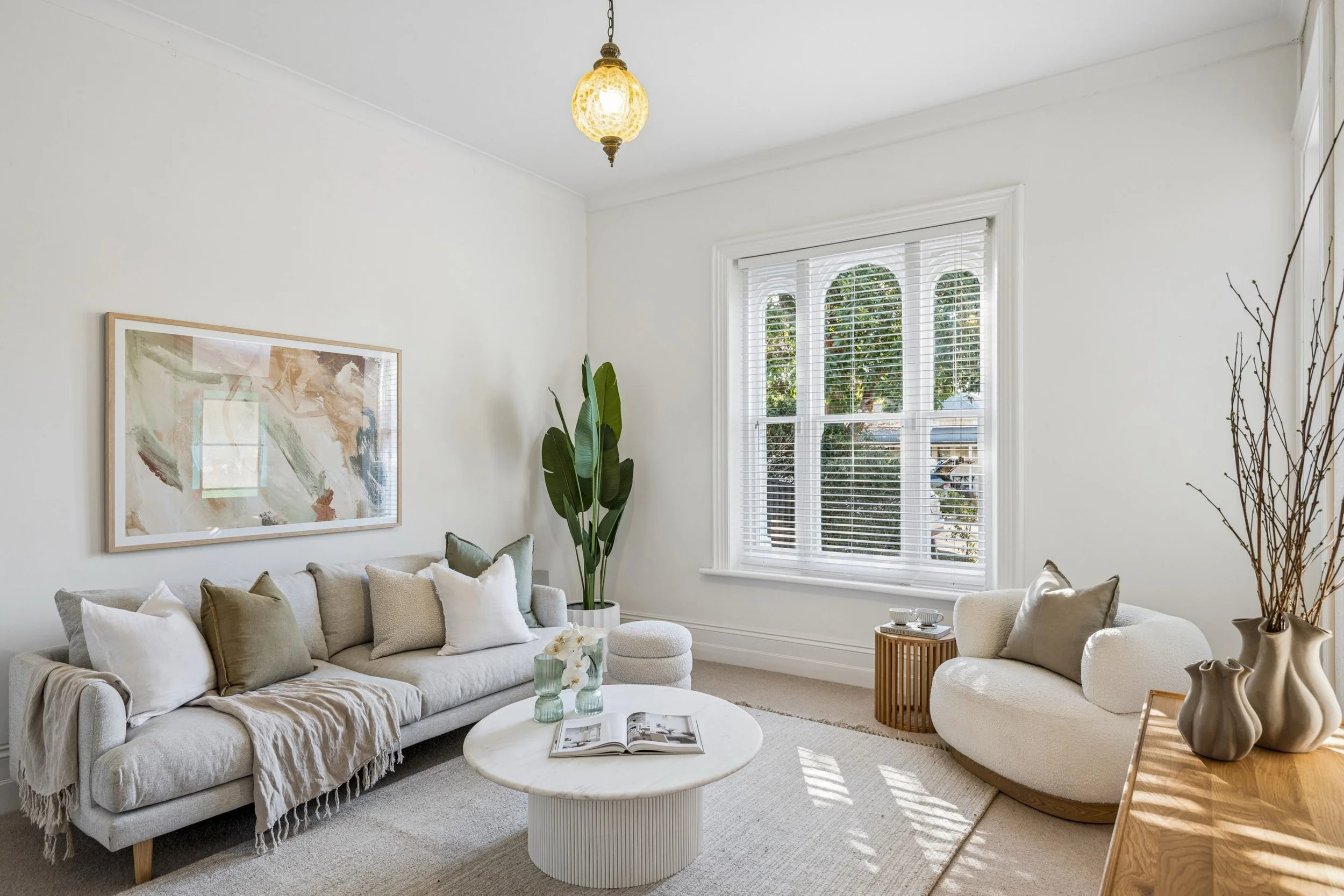 Sheffield St, Malvern 
Lounge room full of sun &amp; light to cure your winter blues 🥵🍂
On market with @alistairloudon_