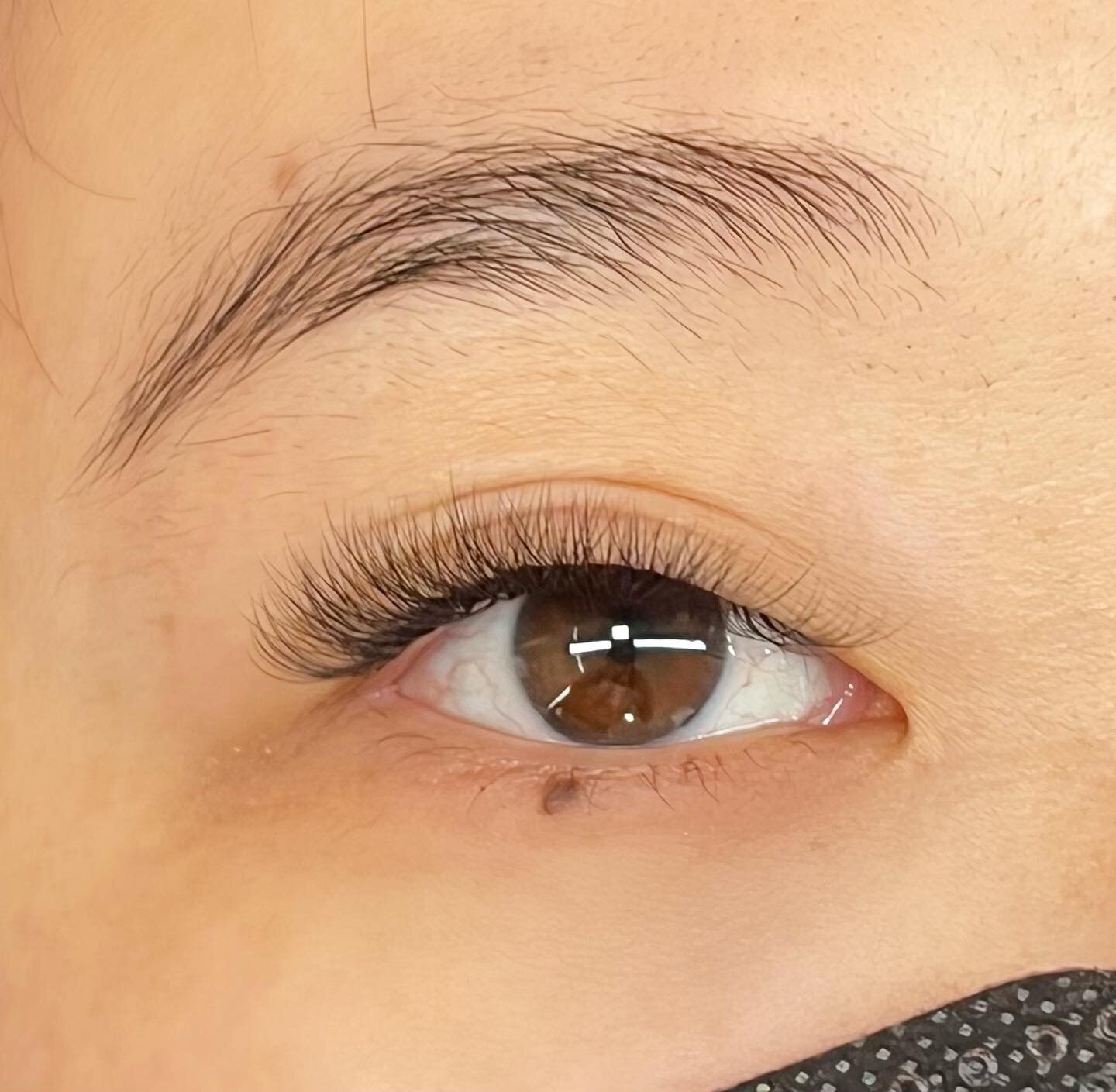 I often get asked if you can do lash extensions if you don&rsquo;t really have any lashes to begin with&hellip; OF COURSE. 🤍

This beautiful client started with very little natural lashes and we added some gorgeous, subtle extensions to give her eye